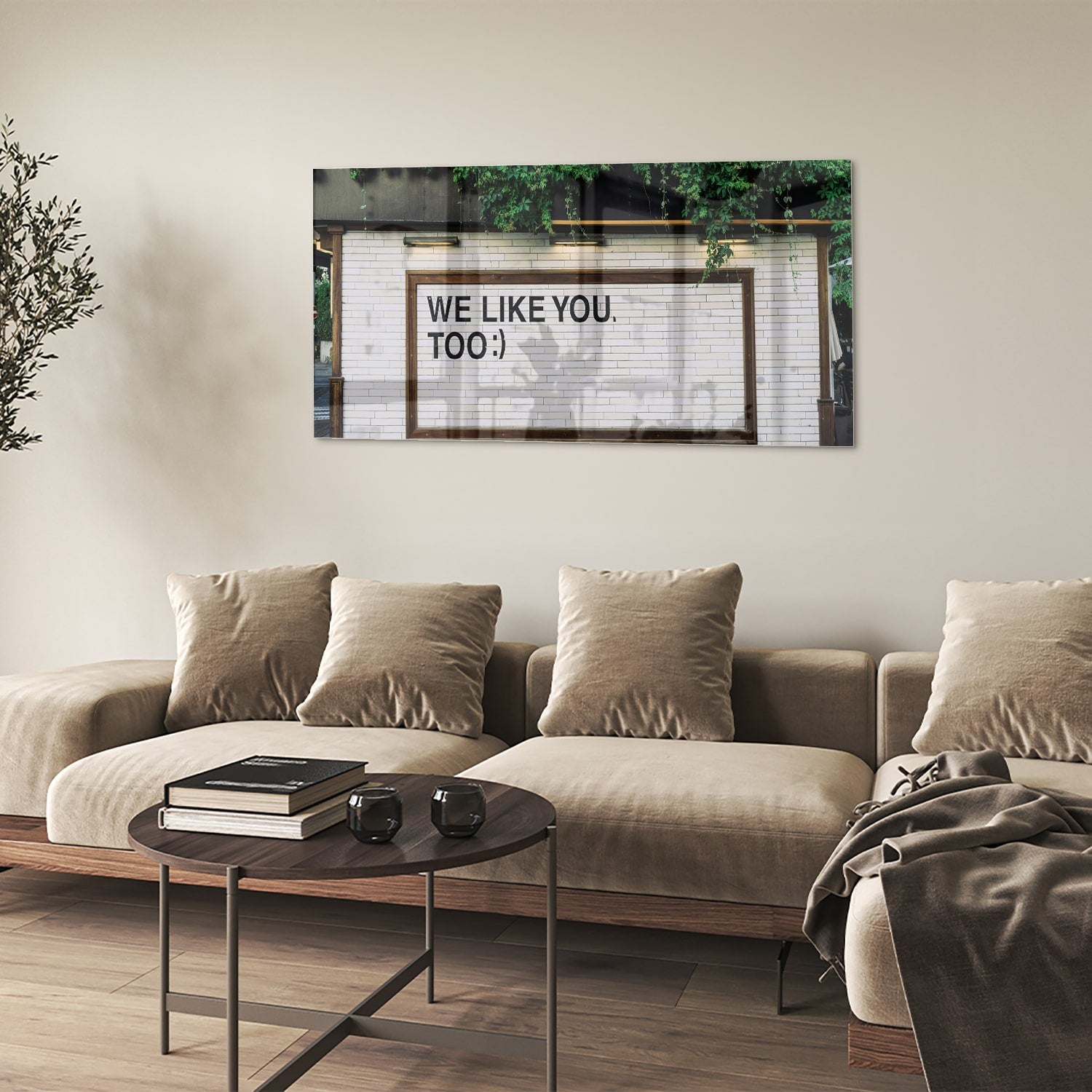 Glas schilderij met de tekst 'We Like You Too' en groene planten achtergronden.