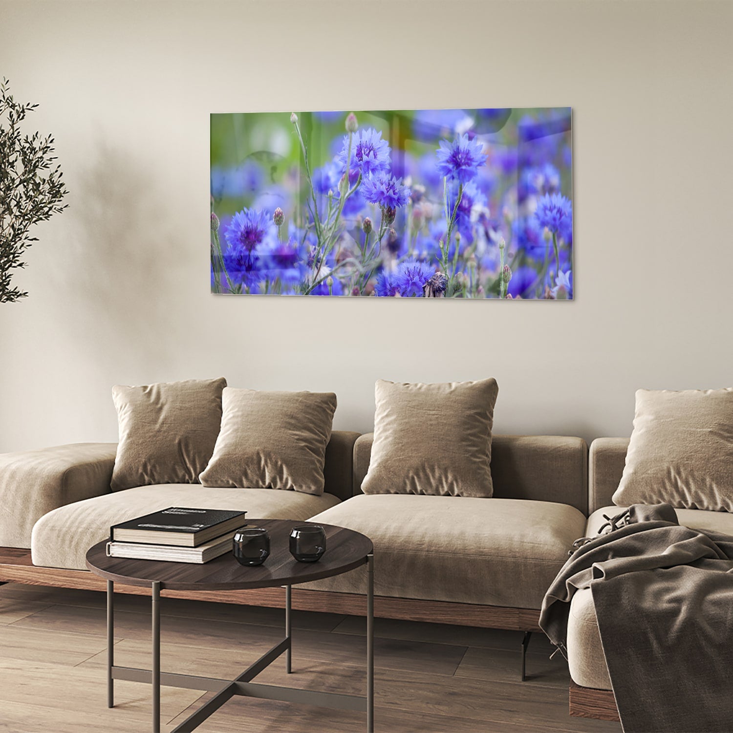 Glazen schilderij met paarse bloemen aan de muur in een lichte woonkamer.