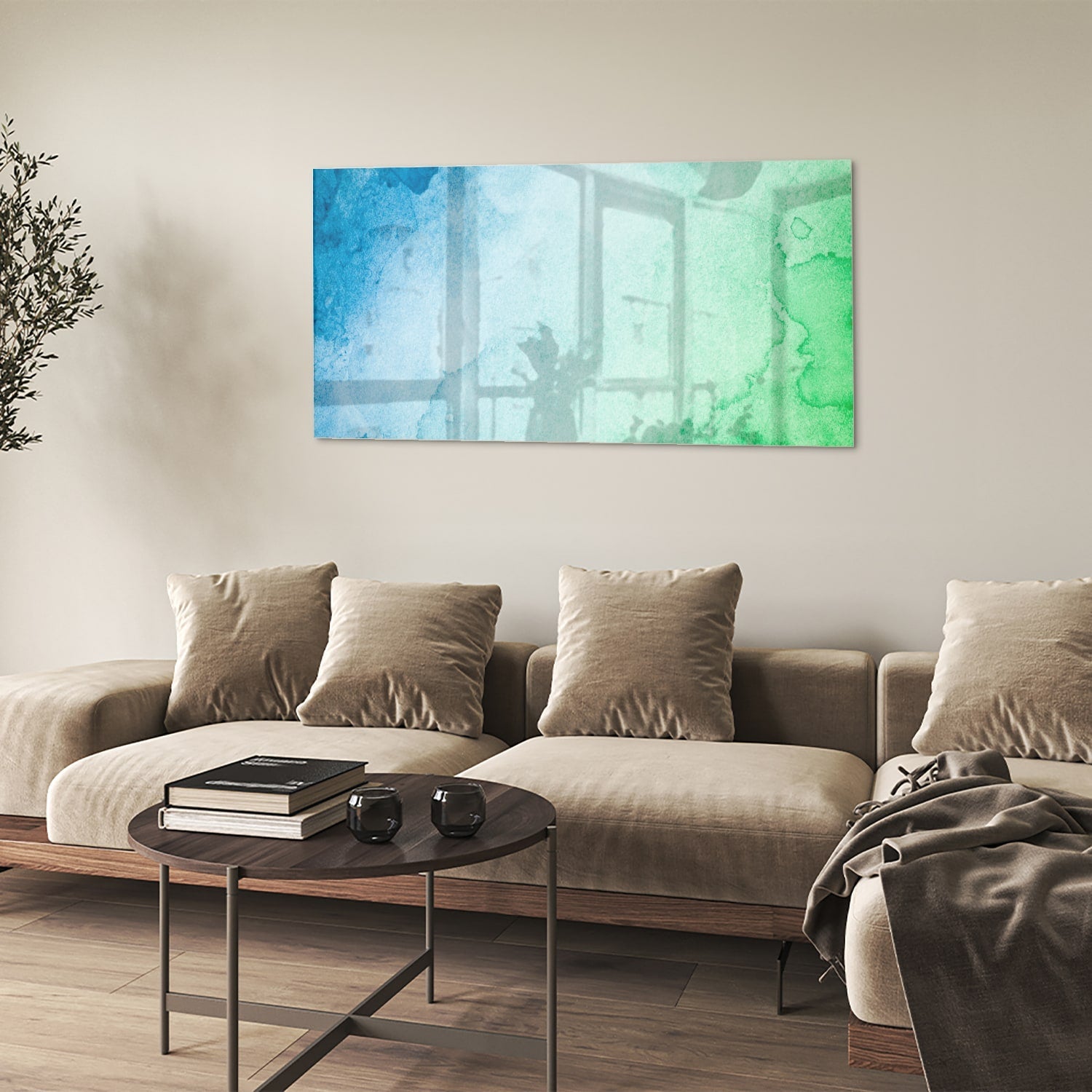 Abstract glazen schilderij in diverse tinten blauw en groen aan de muur.