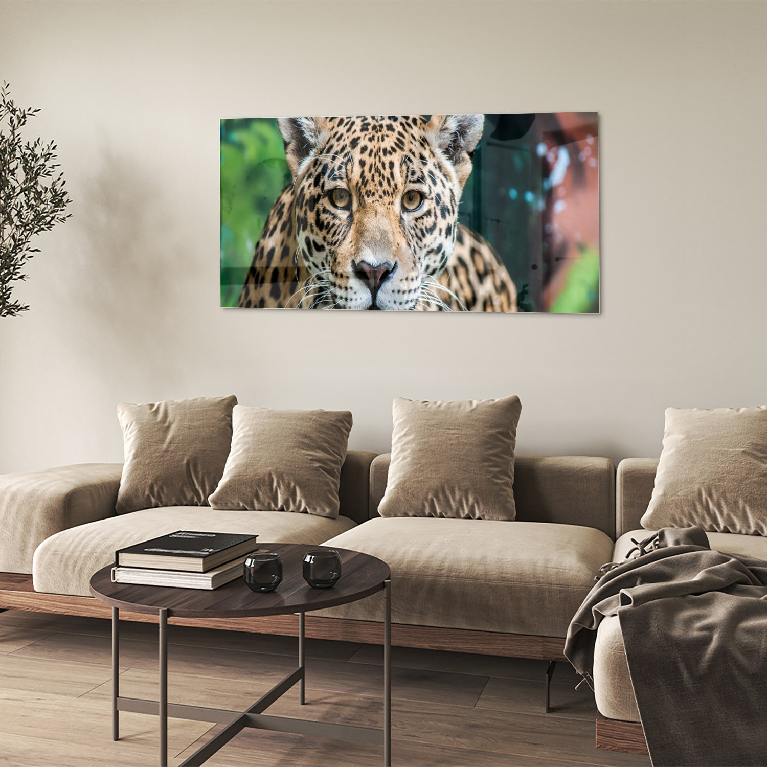Glazen schilderij van een jaguar dat aan de muur hangt in een moderne woonkamer.