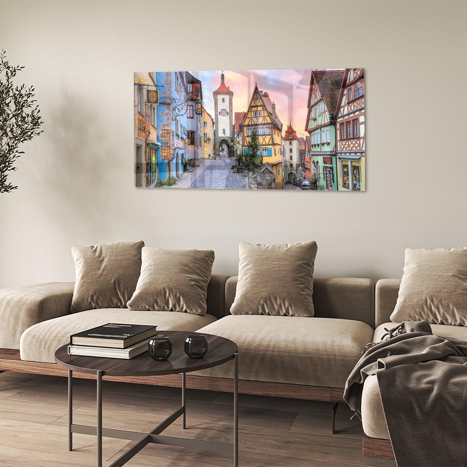 Glazen schilderij van een pittoreske straat met historische gebouwen en pastelkleuren