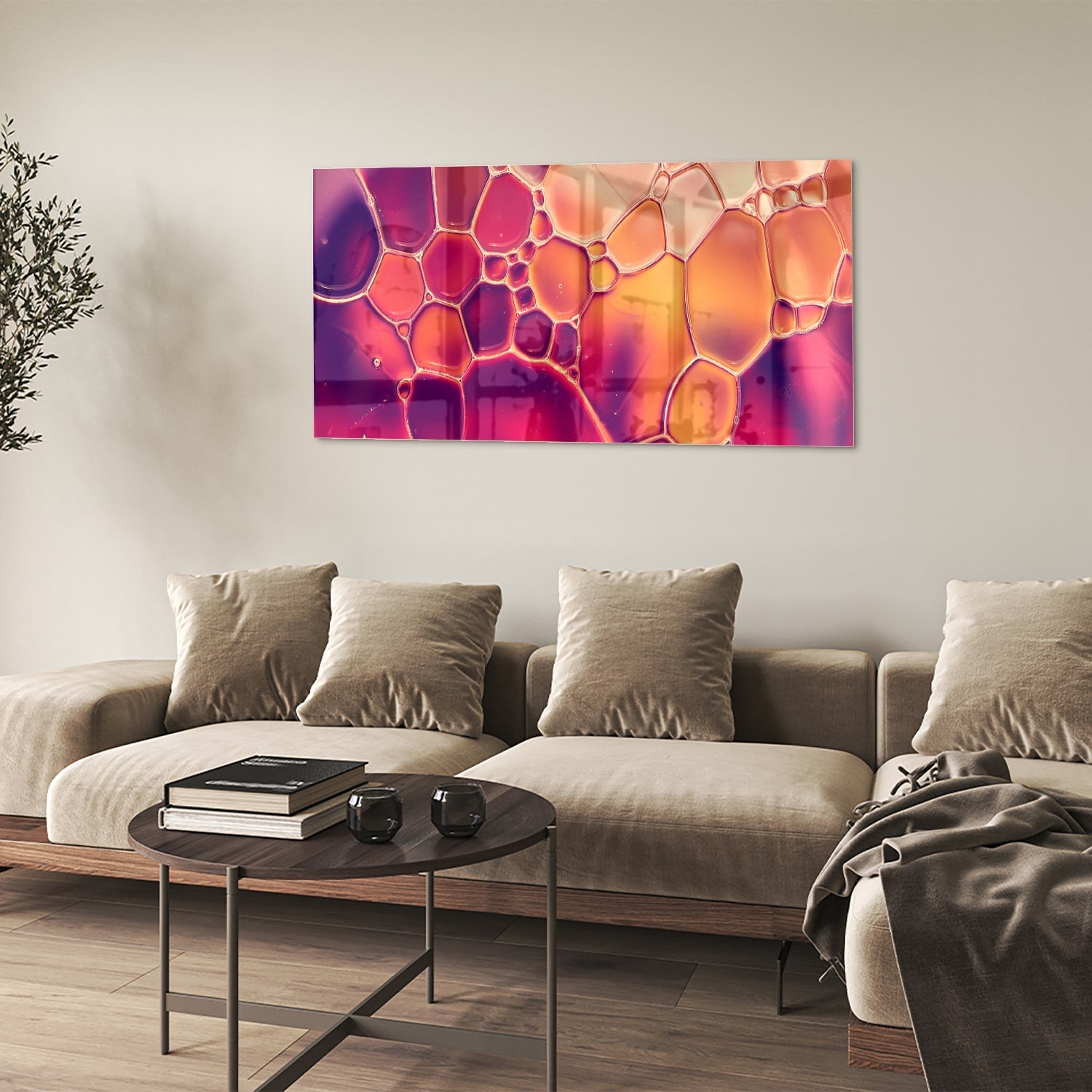 Abstract glazen schilderij met warme tinten in een interieur.
