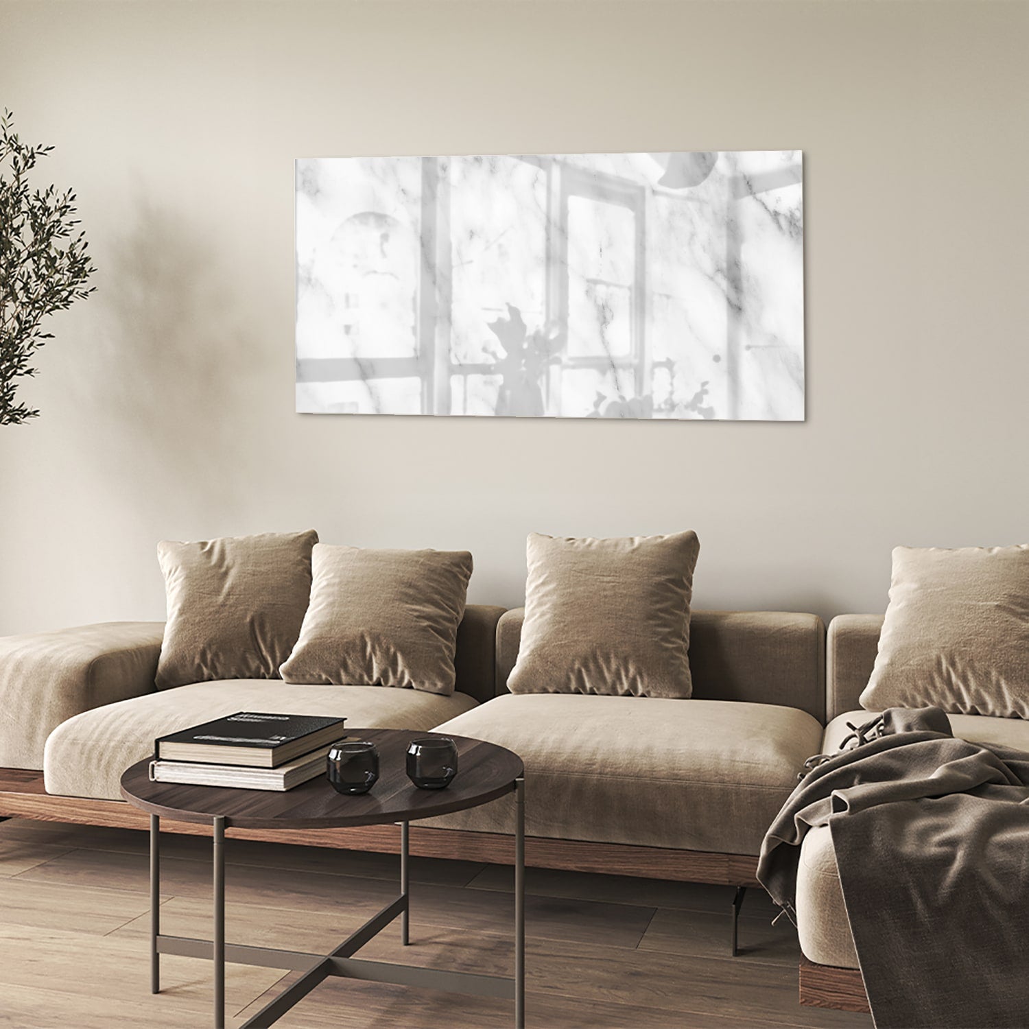 Glazen schilderij met marmer effect boven een houten meubel in een lichte kamer.