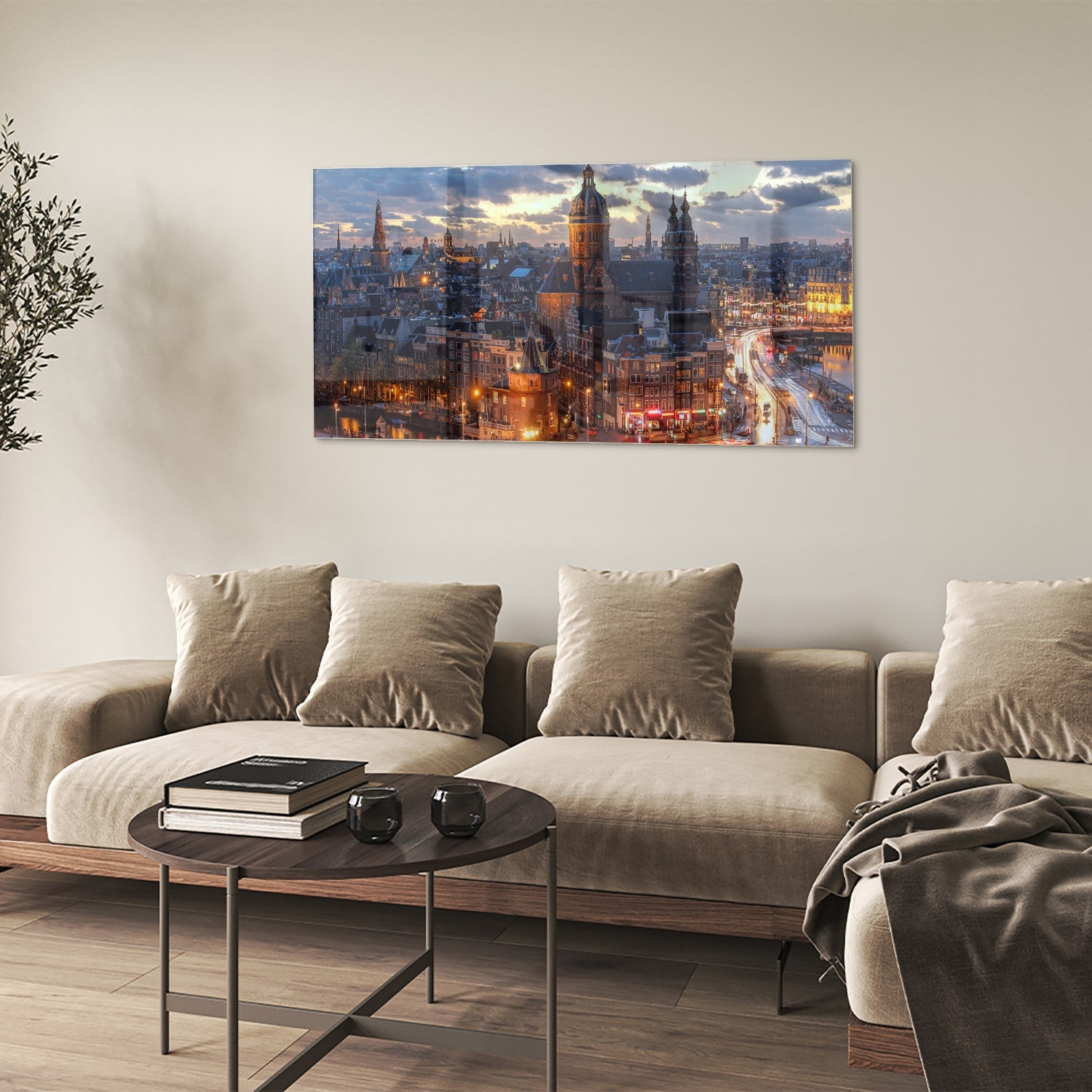 Glazen schilderij van een stedelijk landschap met stadslichten.