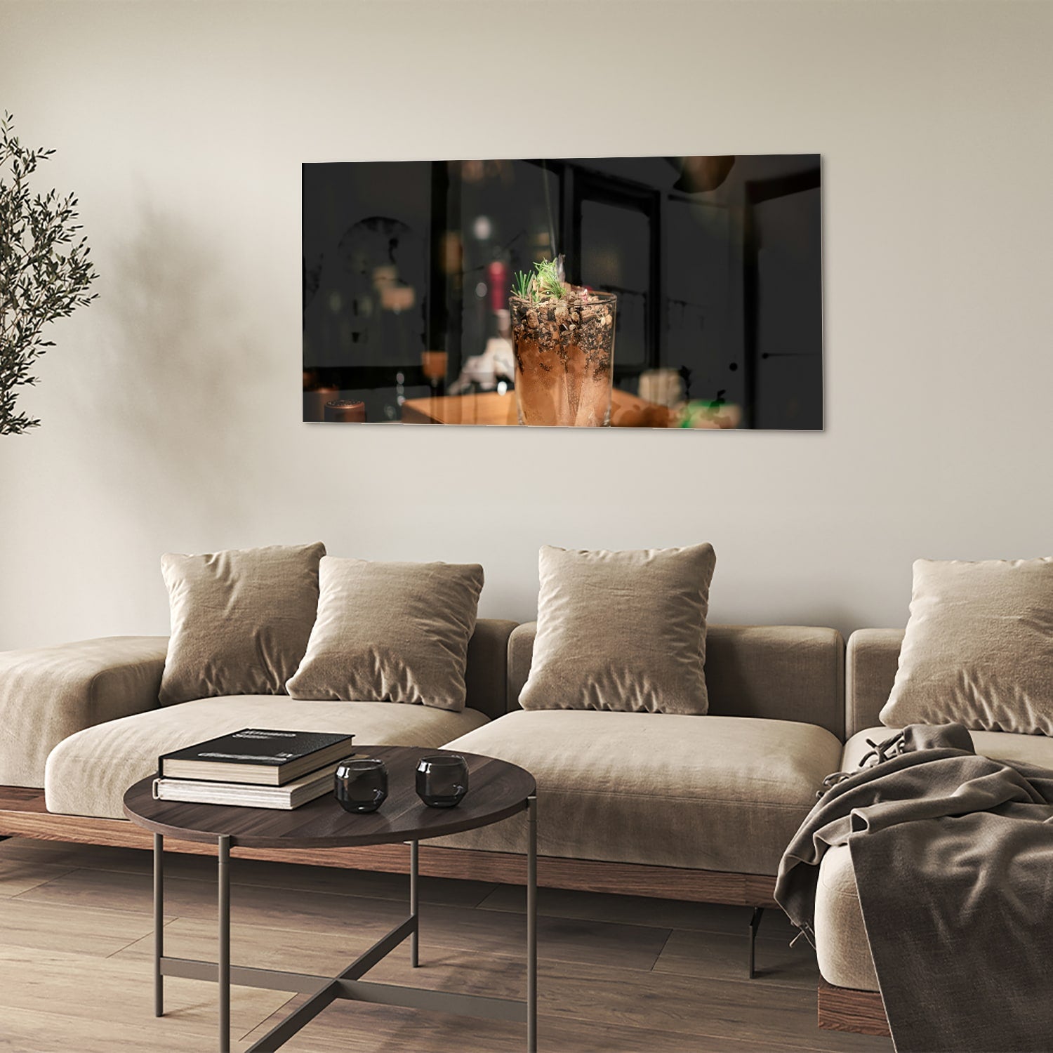 Glazen schilderij van een cocktail die sfeer en luxe uitstraalt.