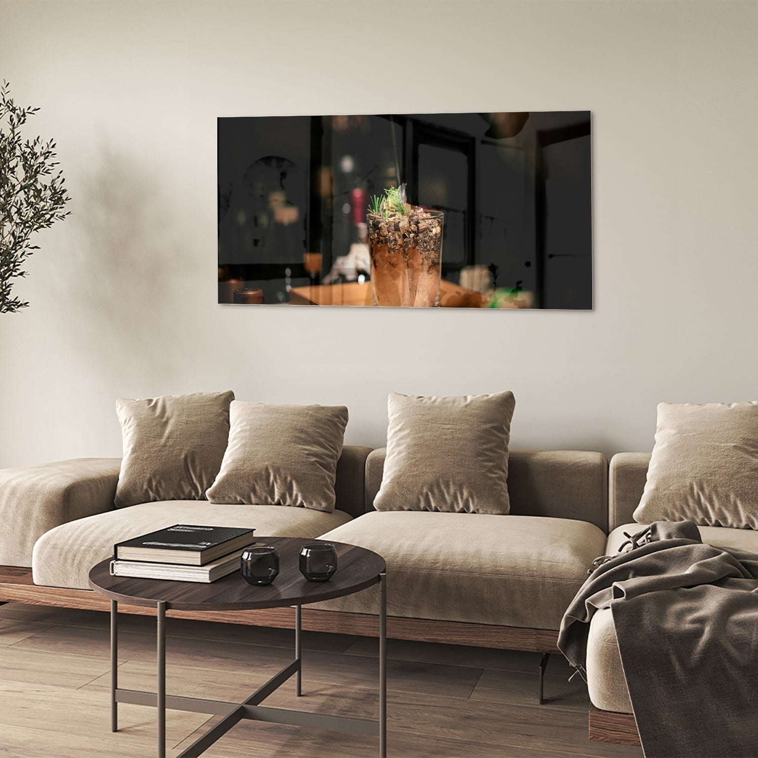 Glazen schilderij van een cocktail die sfeer en luxe uitstraalt.