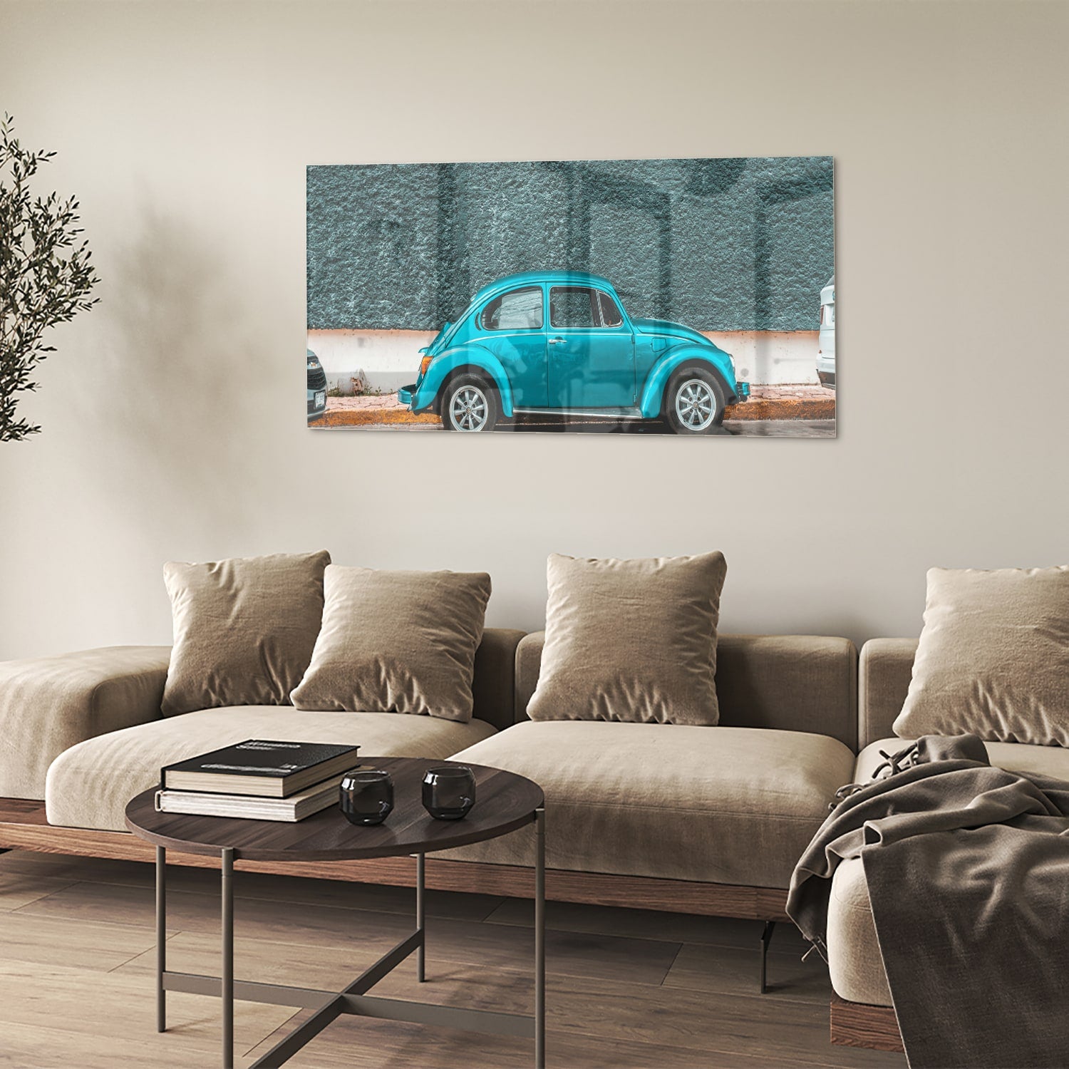 Glazen schilderij van een turquoise auto aan de muur in een moderne woonkamer.
