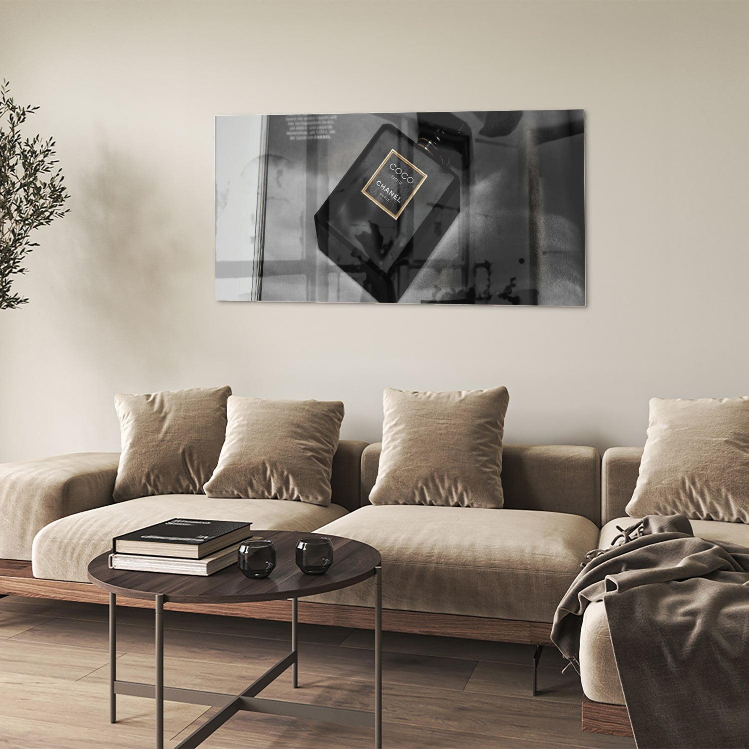 Glazen schilderij van een parfumfles in een modern interieur