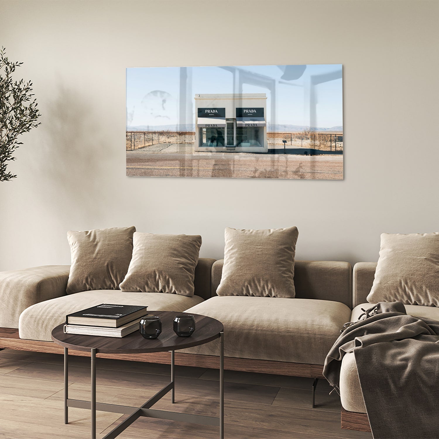 Glazen schilderij van een woestijnlandschap met moderne architectuur