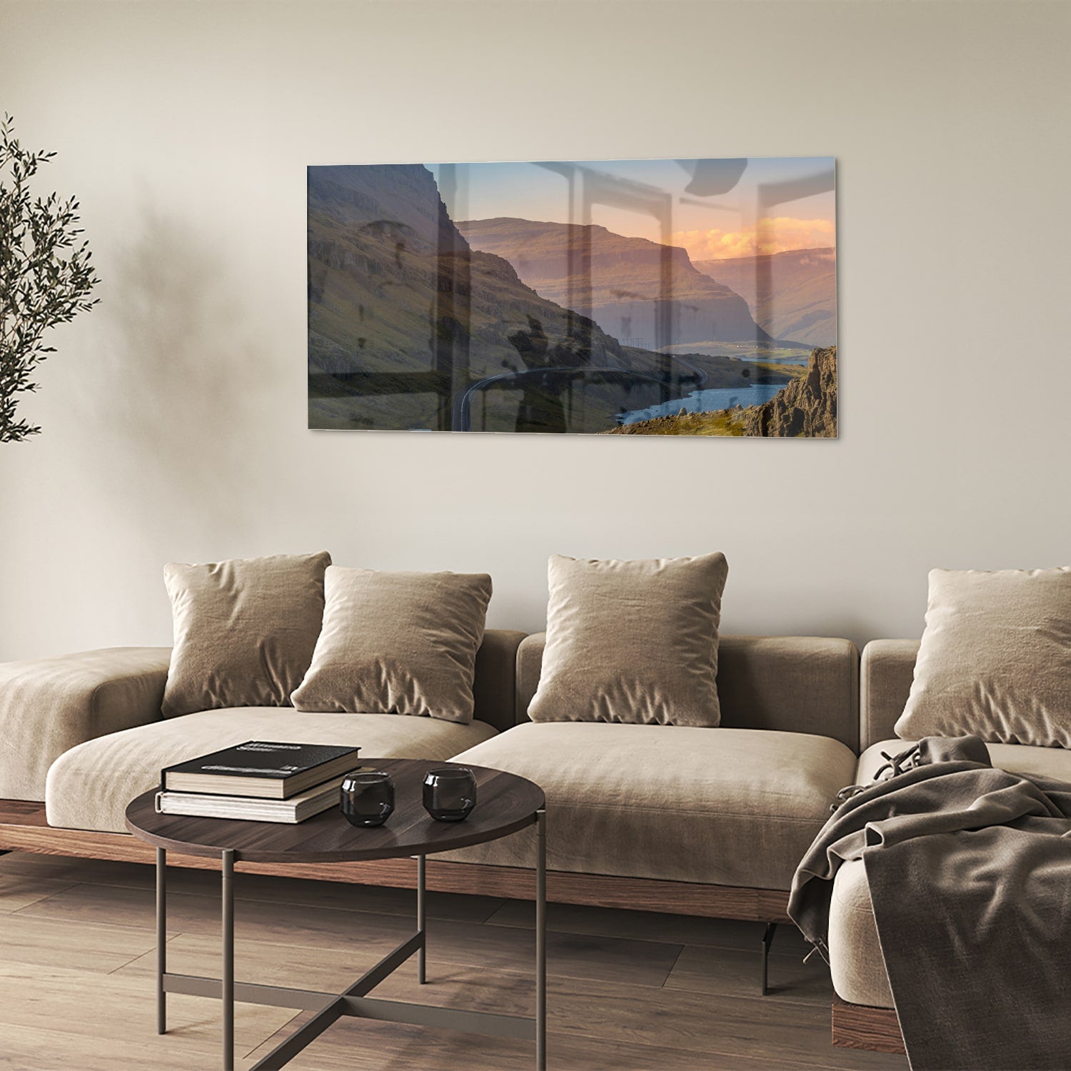 Glazen schilderij met uitzicht op bergen en een rivier in een modern interieur.