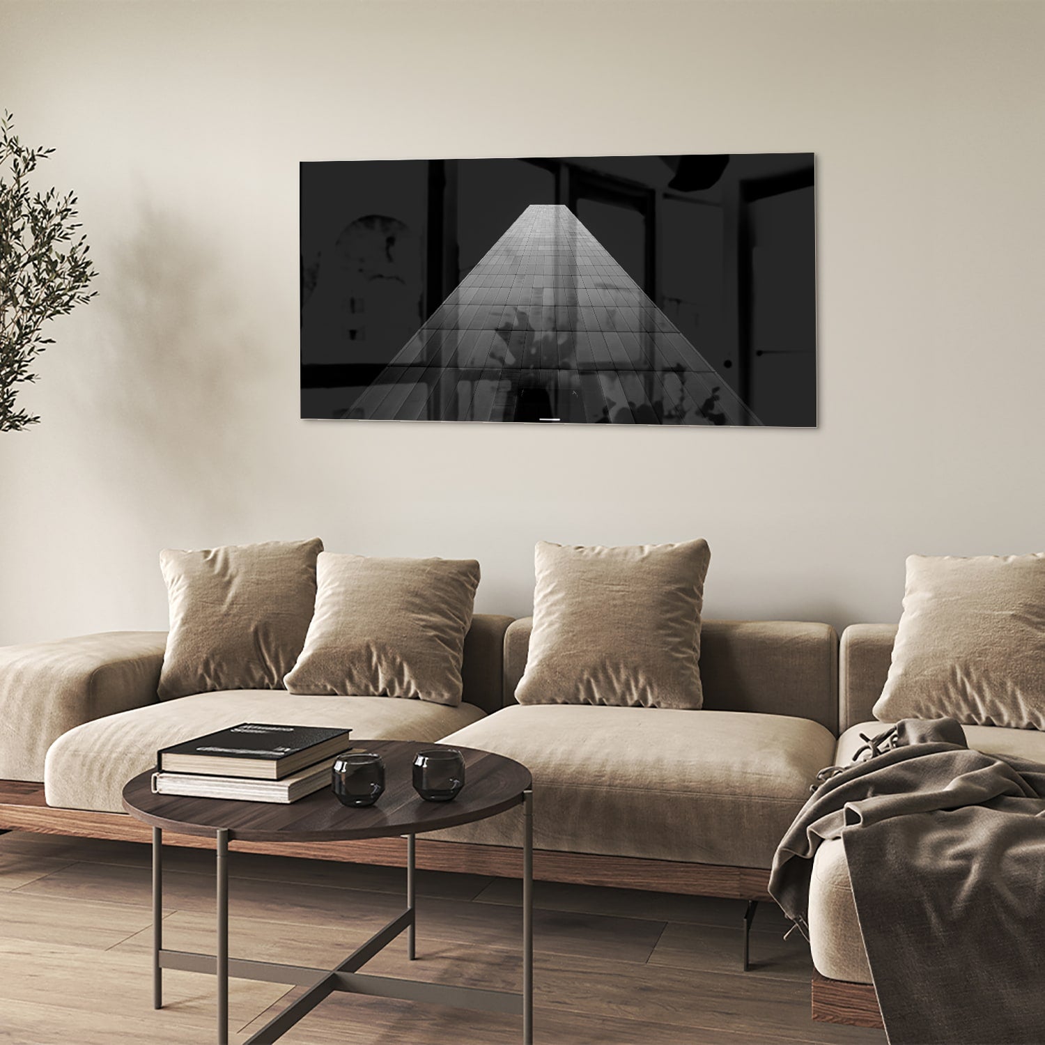 Minimalistisch glazen schilderij met lichtinval op houten vloer