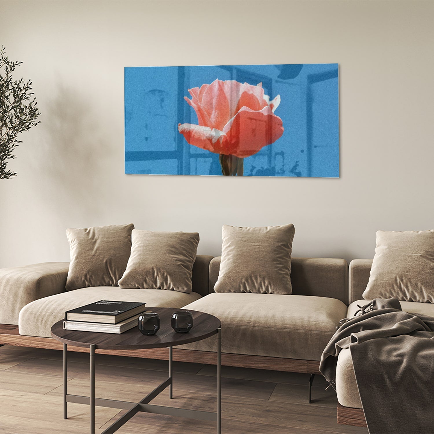 Glas schilderij van een roze roos op een blauwe achtergrond, geschikt voor wanddecoratie.