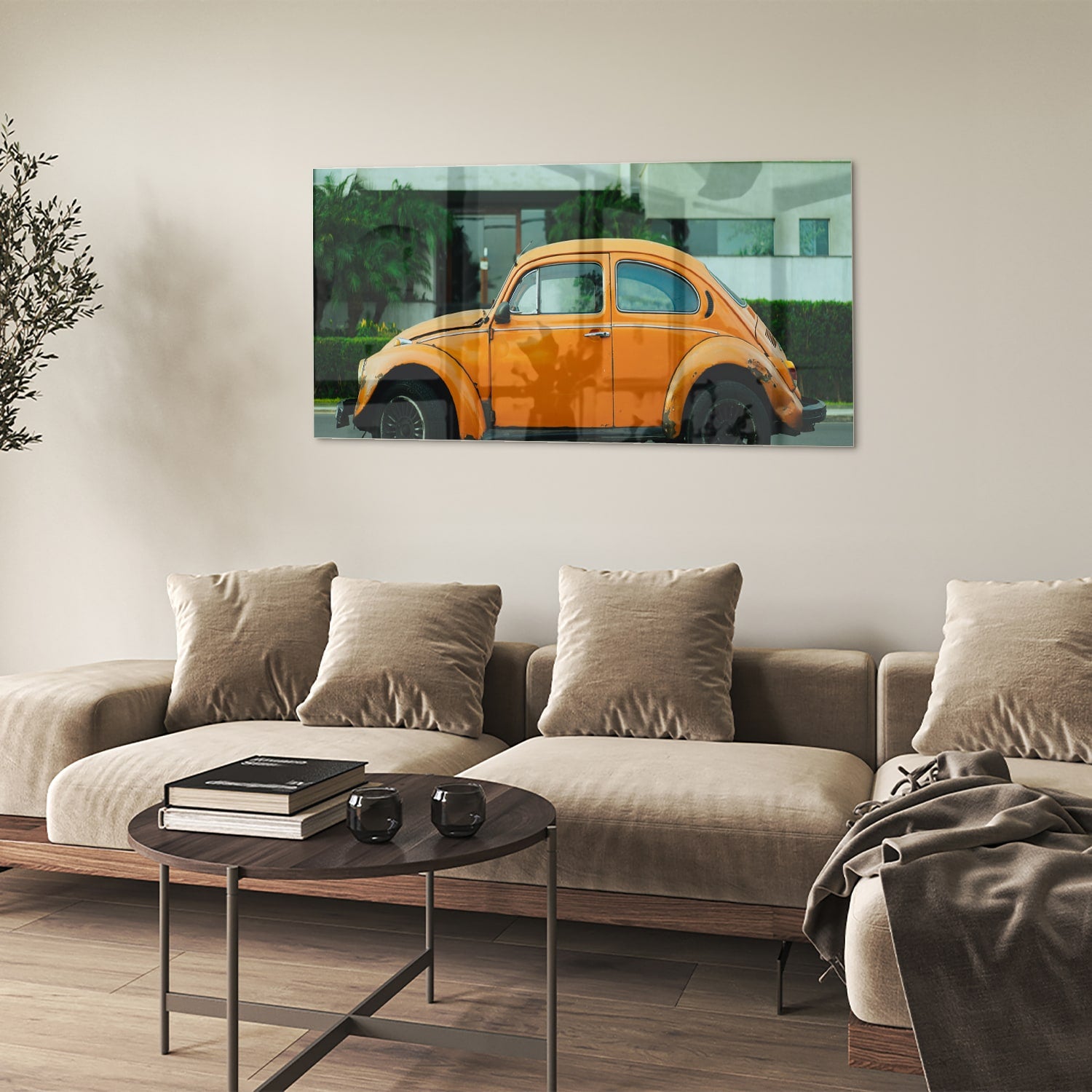 Glazen schilderij van een oranje Volkswagen Kever op een muur