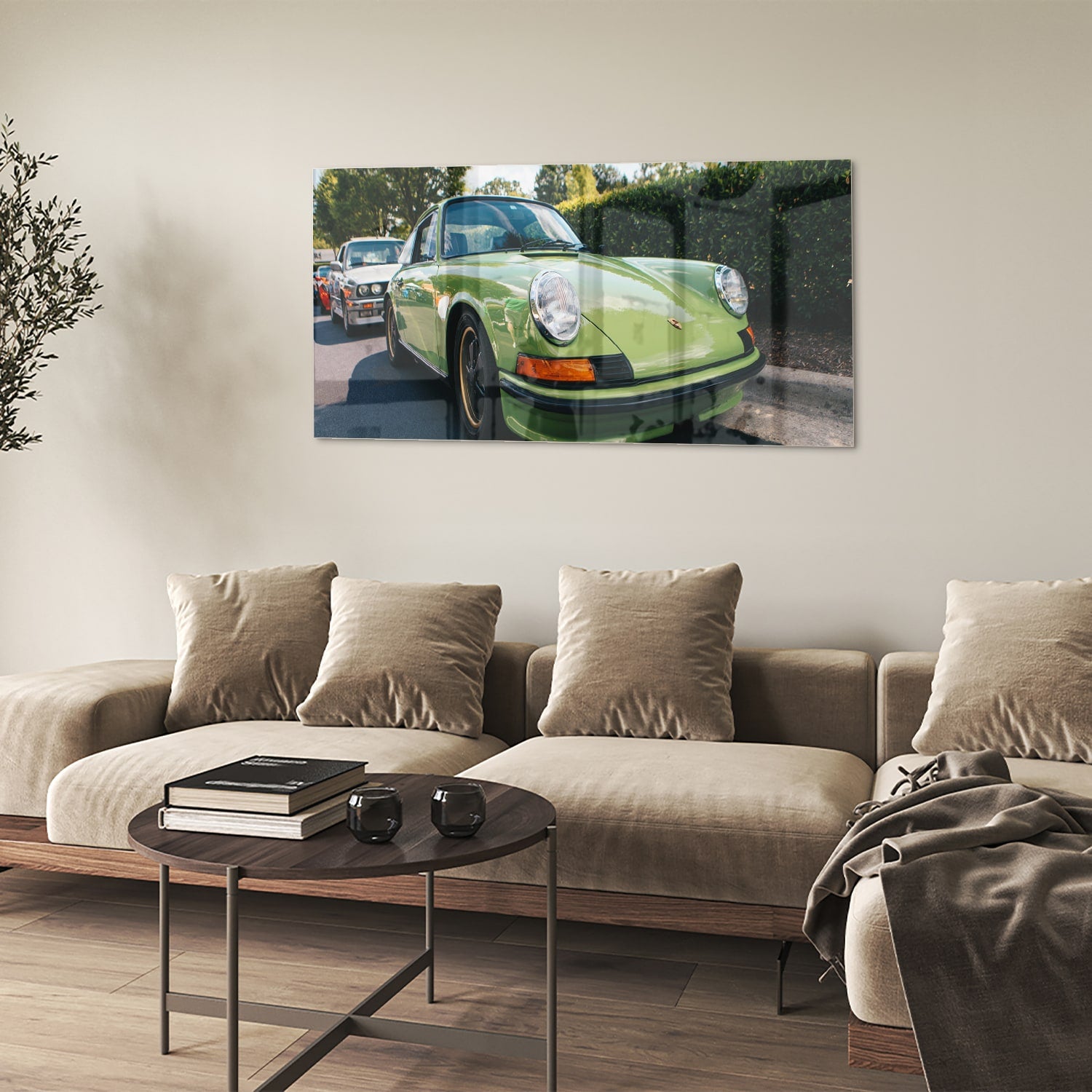 Glas schilderij van een groene Porsche aan de muur in een stijlvol interieur