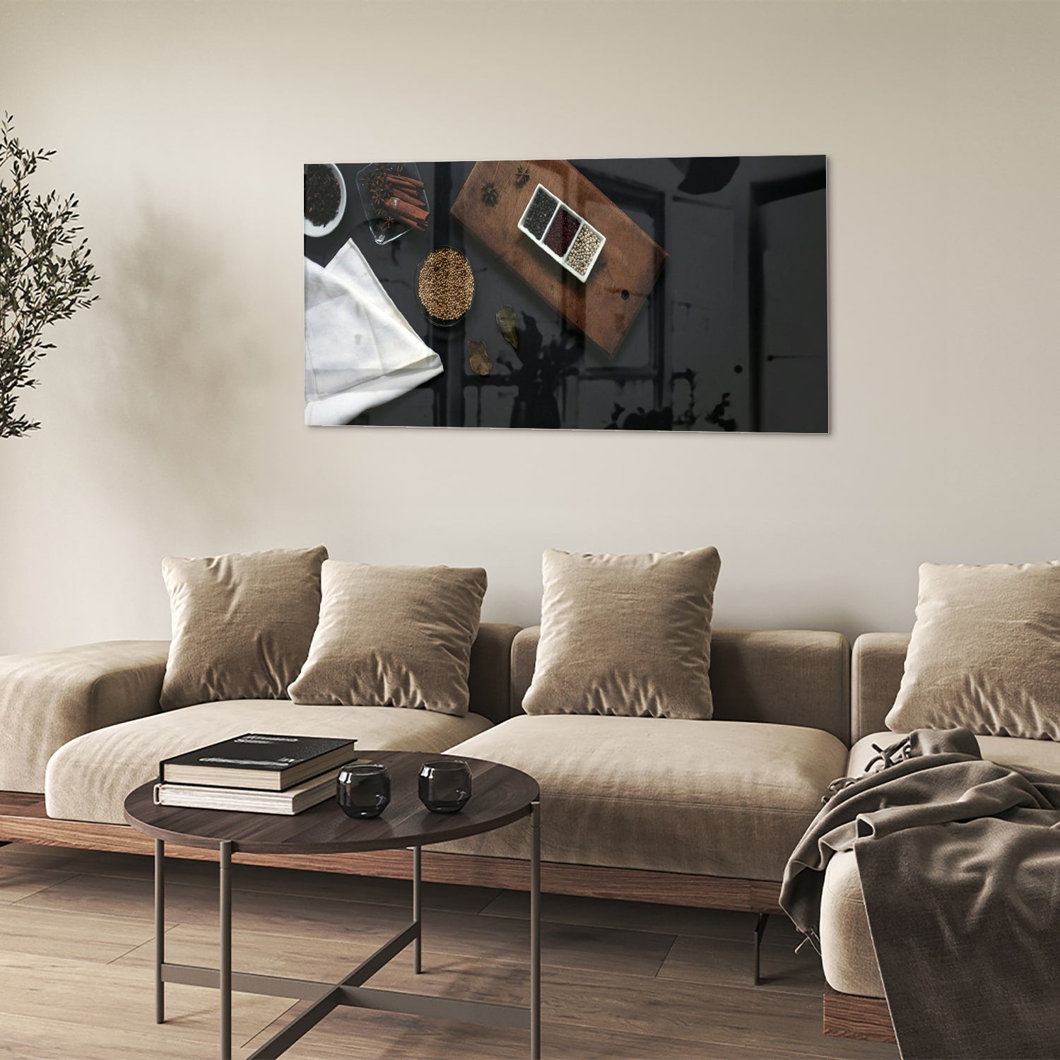 Glazen schilderij met een houten plank, koffie en notities op een tafel