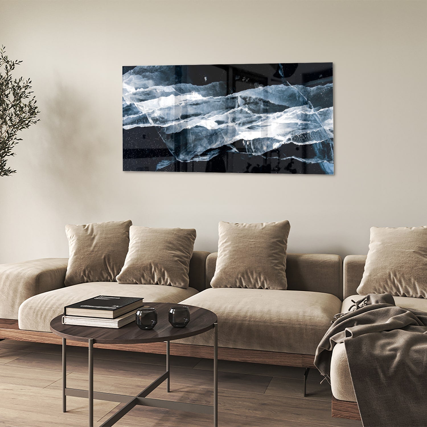 Abstract glazen schilderij in donkere kleuren met blauwe accenten, hangt aan de muur.