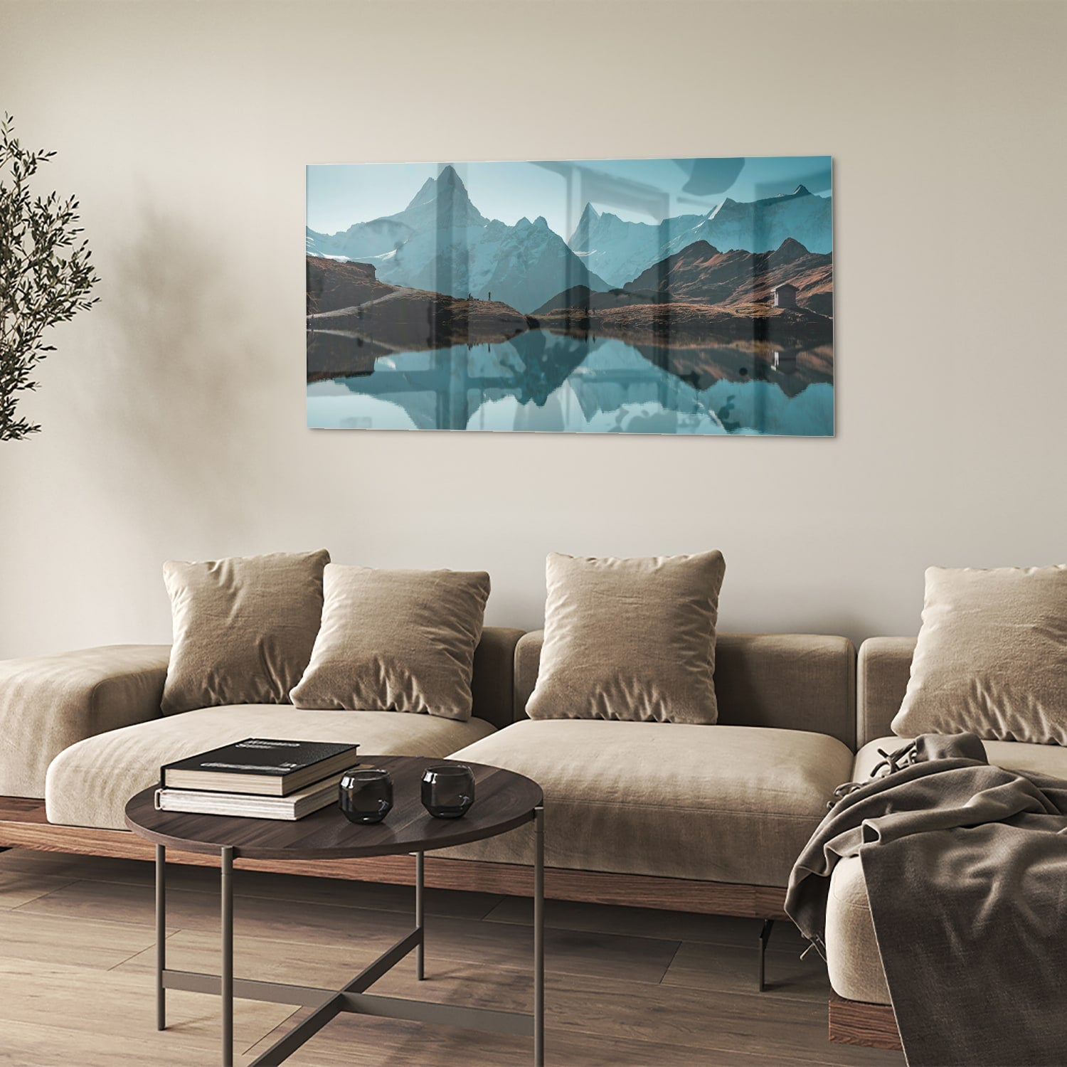Glazen schilderij met bergen en reflecties in water.