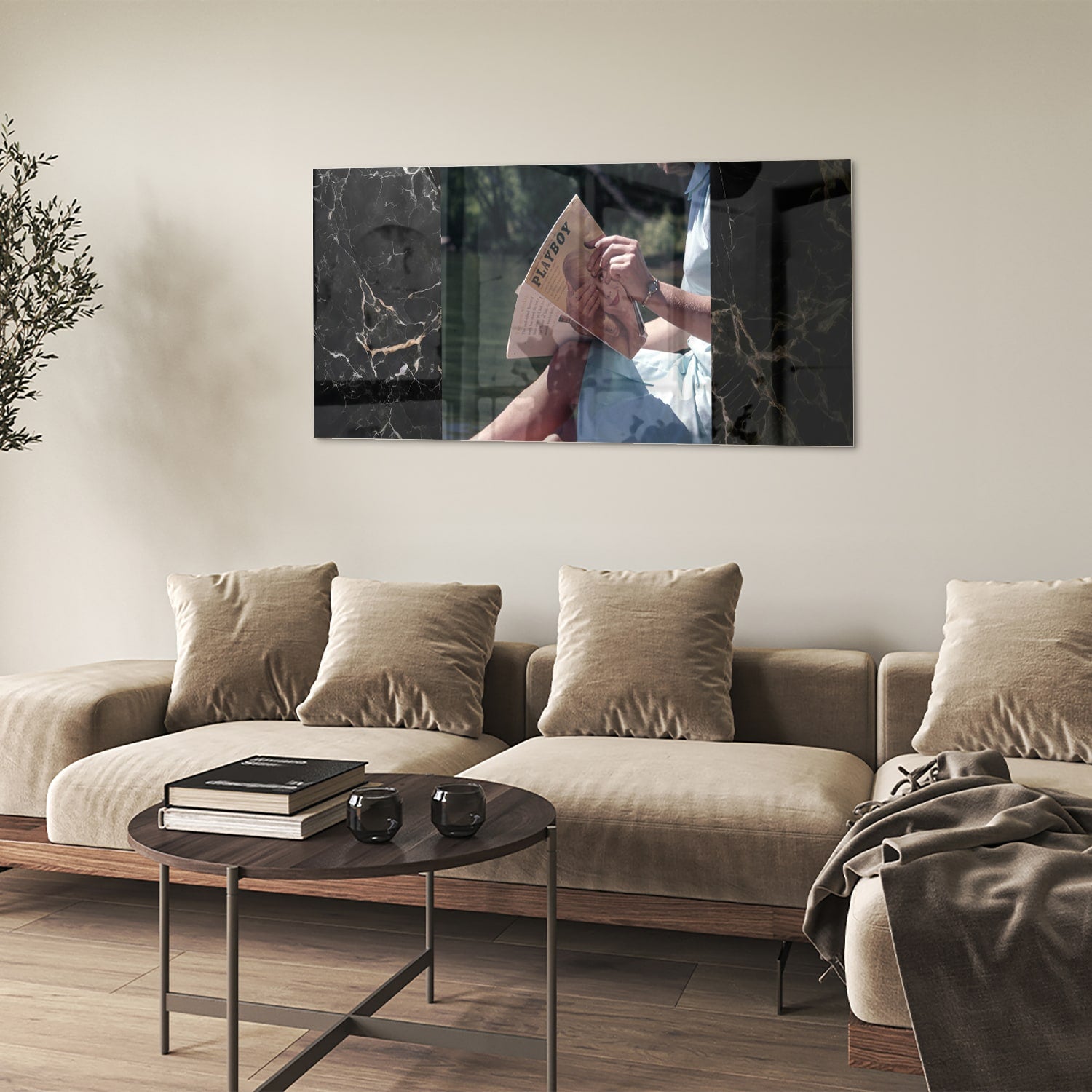 Glazen schilderij van een vrouw die aan het water leest in een serene omgeving.