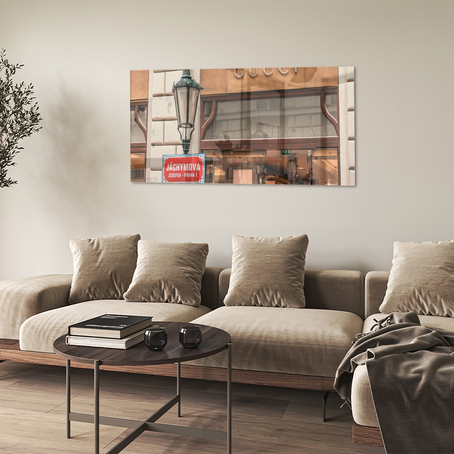 Glazen schilderij met Gucci etalage en vintage lantaarn, perfect voor wanddecoratie.