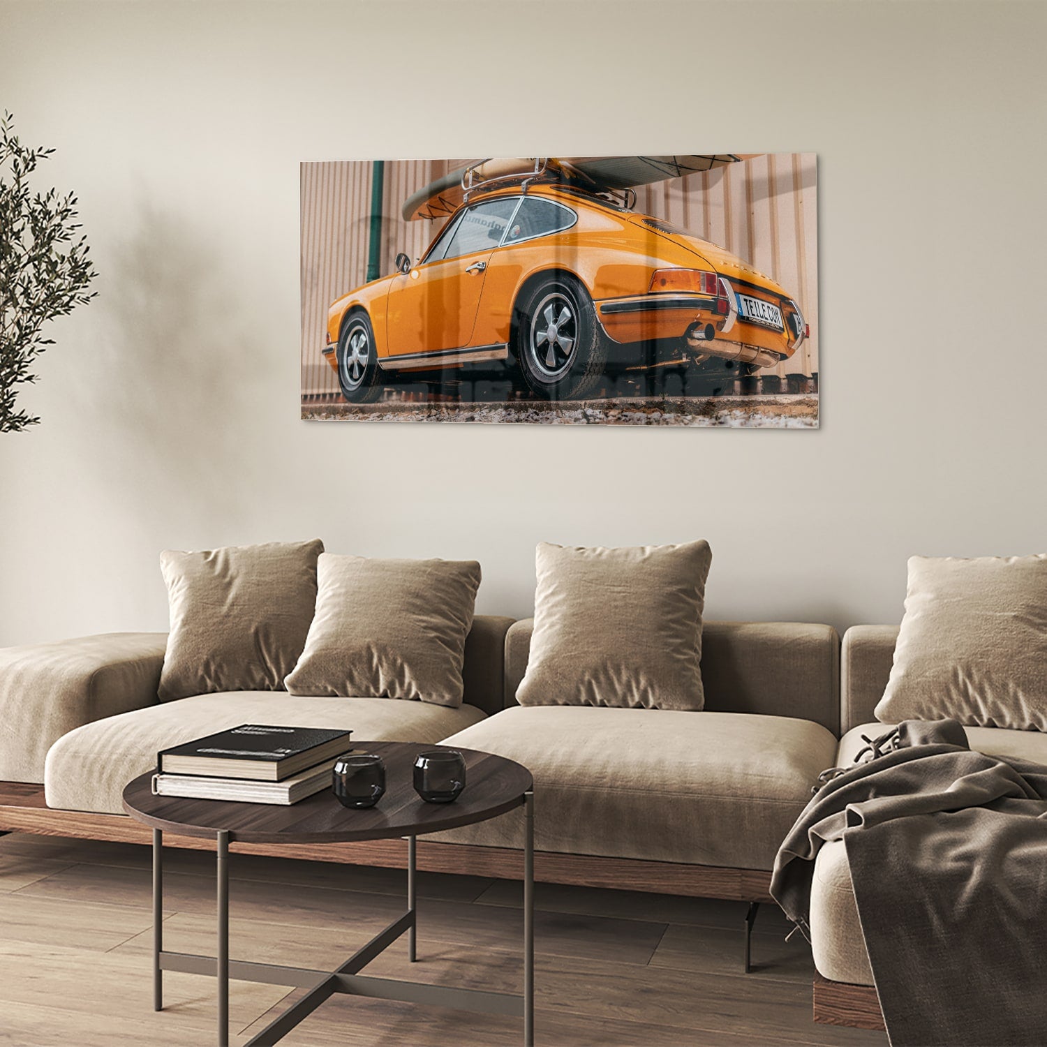 Een glazen schilderij van een oranje auto met een surfbord op het dak, gepresenteerd in een moderne woonkamer.
