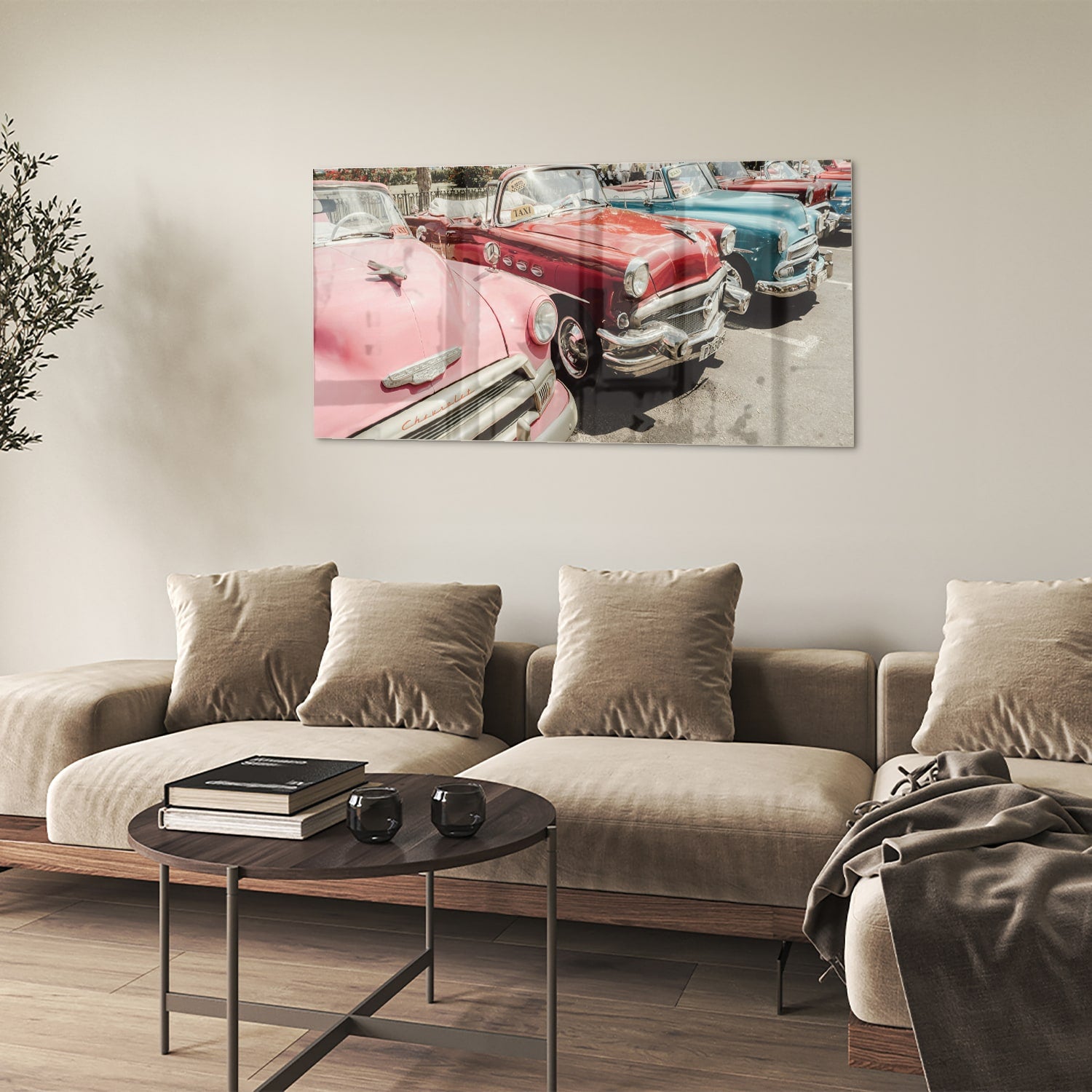 Glazen schilderij met retro auto's in roze, rood en blauw, perfect voor moderne interieurs.