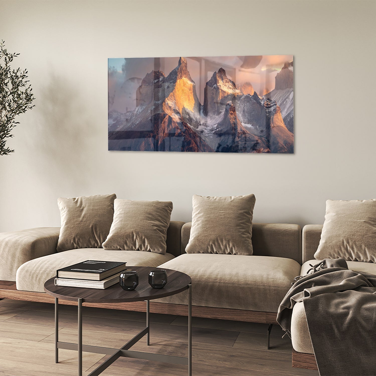 Glazen schilderij met berglandschap aan de muur in een moderne woonkamer