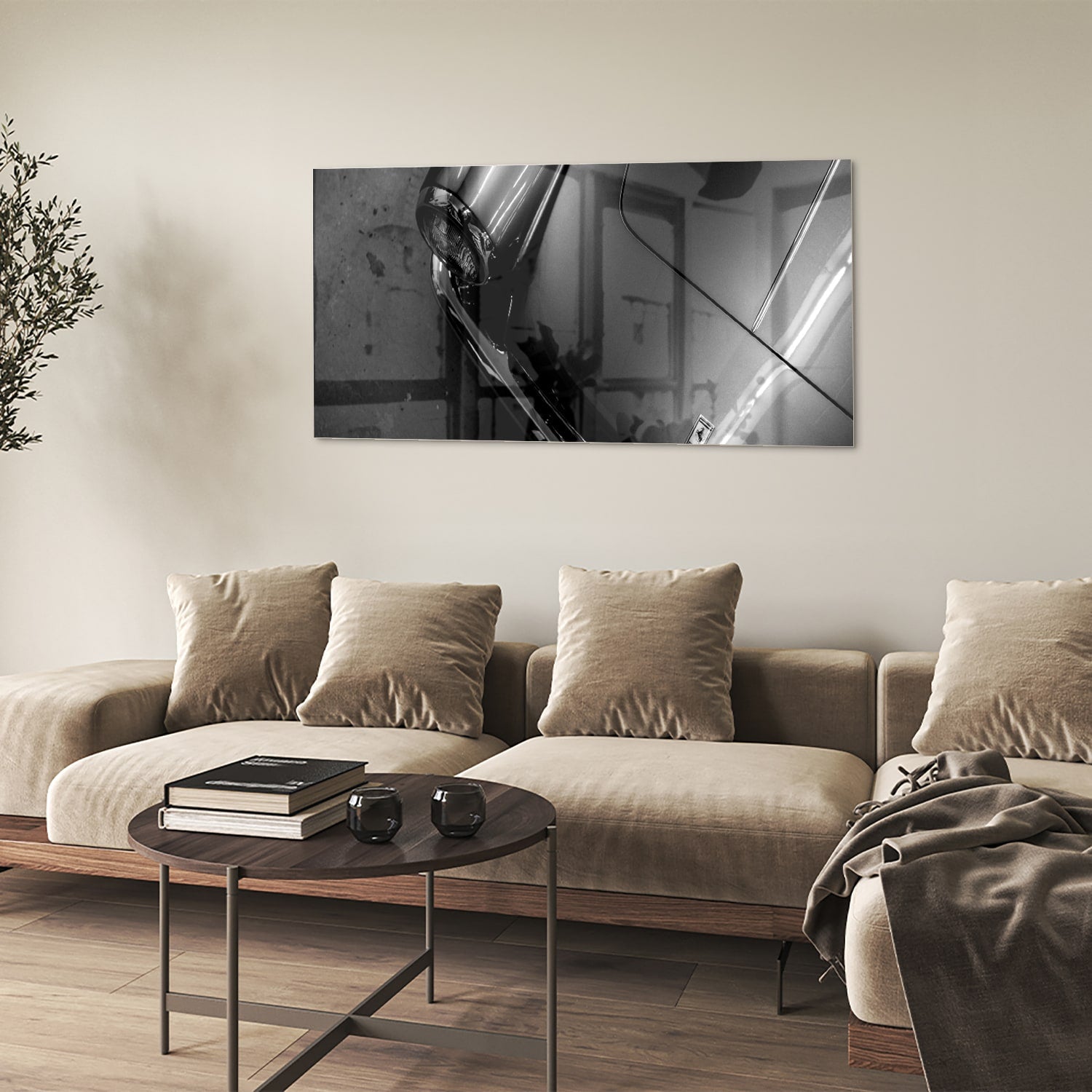 Glazen schilderij met abstracte vormen aan de muur in een stijlvolle kamer.