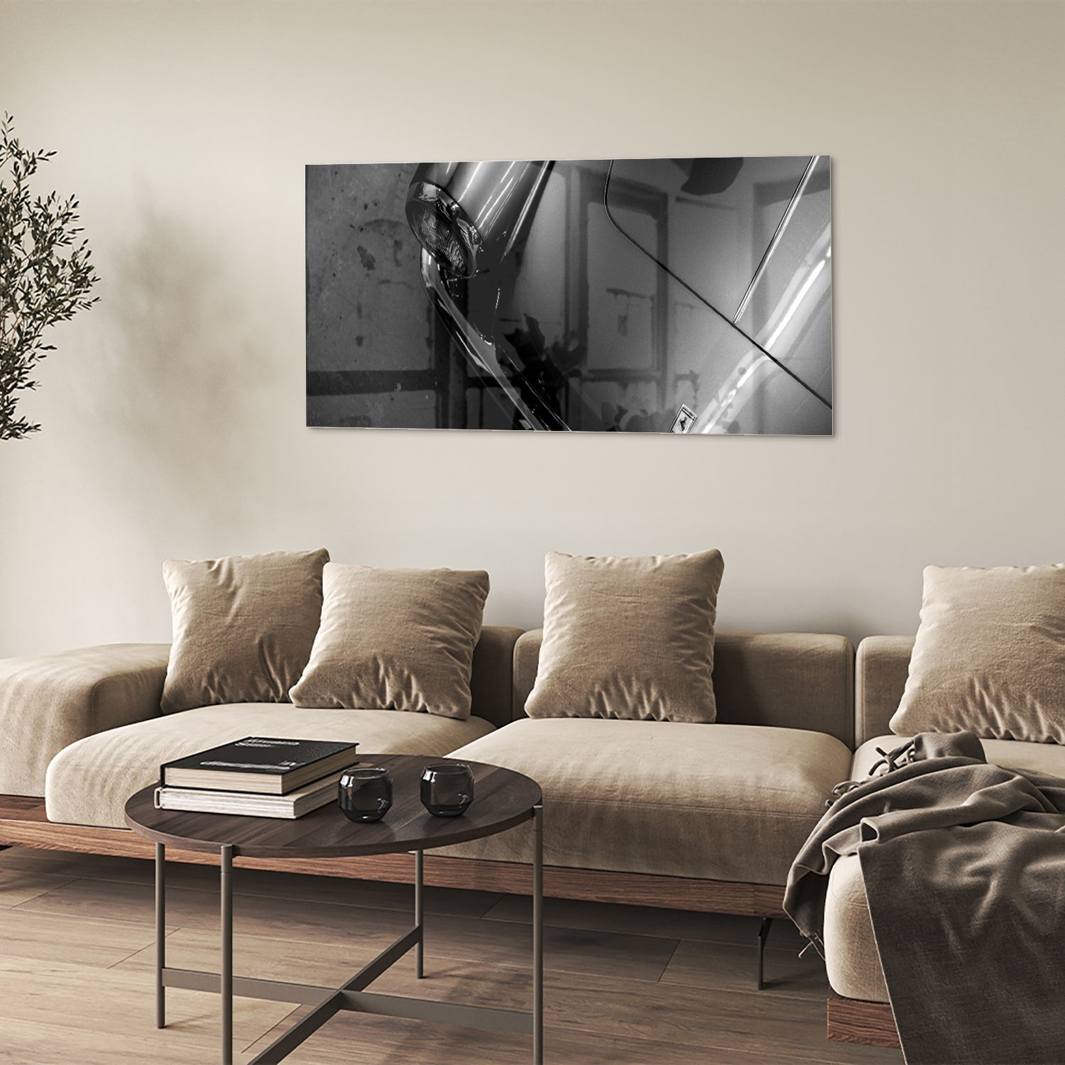Glazen schilderij met abstracte vormen aan de muur in een stijlvolle kamer.
