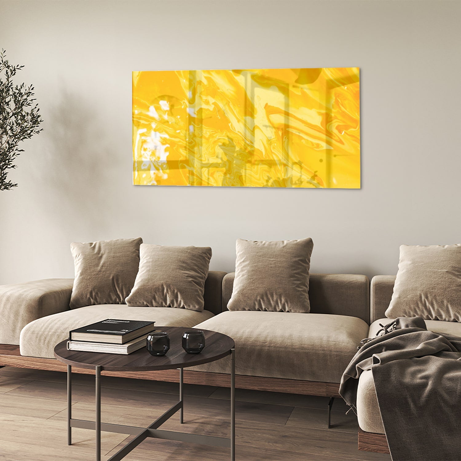 Abstract geel glazen schilderij aan de muur in een moderne woonkamer.