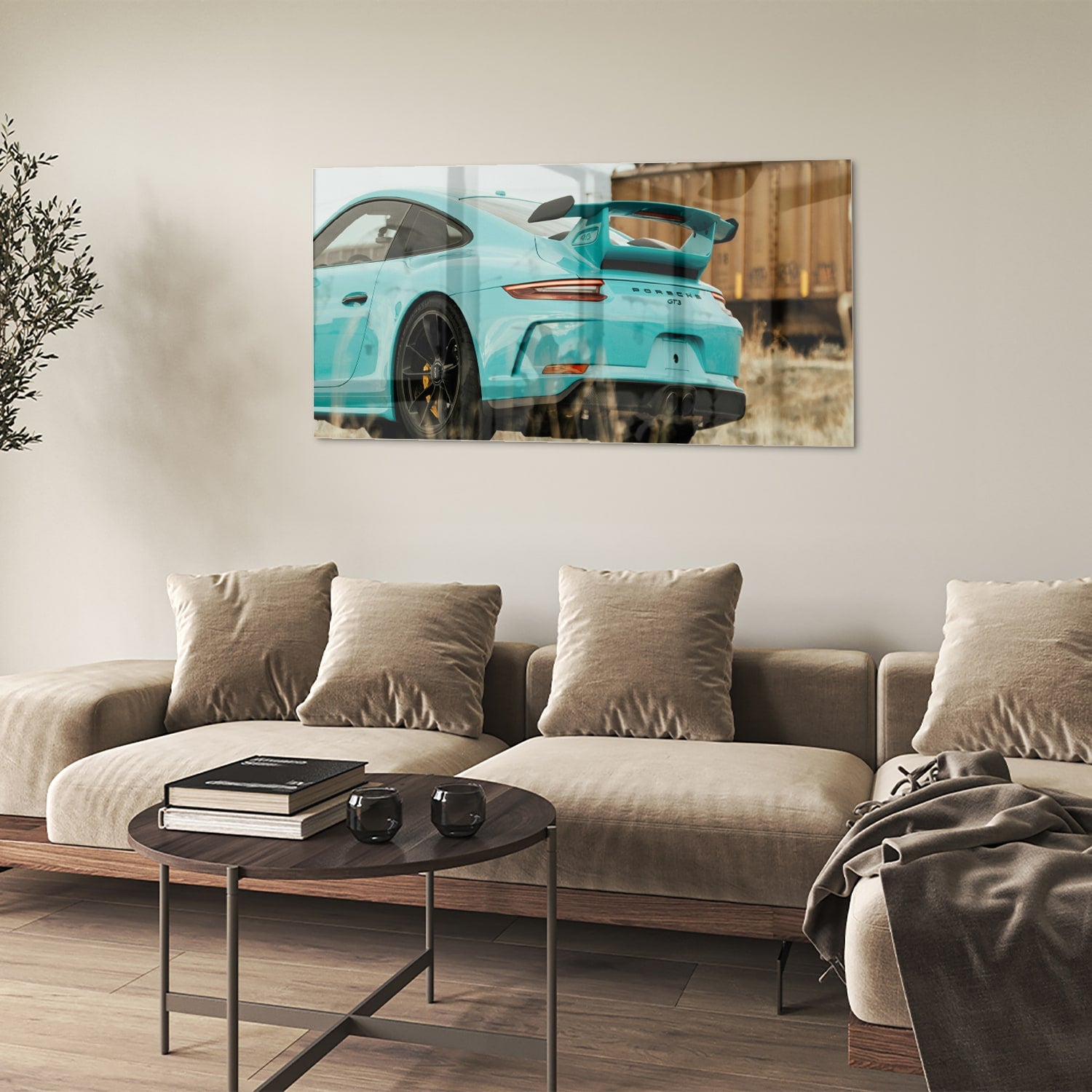 Glazen schilderij van een turquoise sportauto aan de muur in een moderne woonkamer