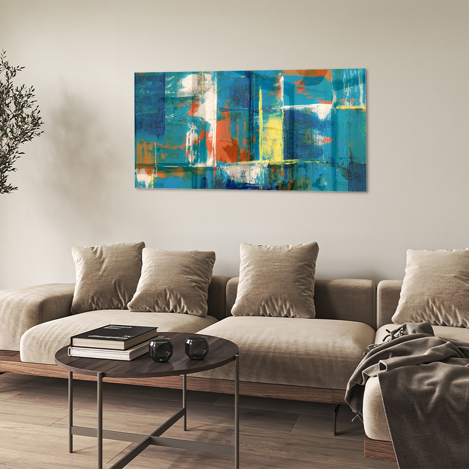 Kleurrijk abstract glazen schilderij in turquoise en oranje, genstalleerd in een moderne woonkamer.