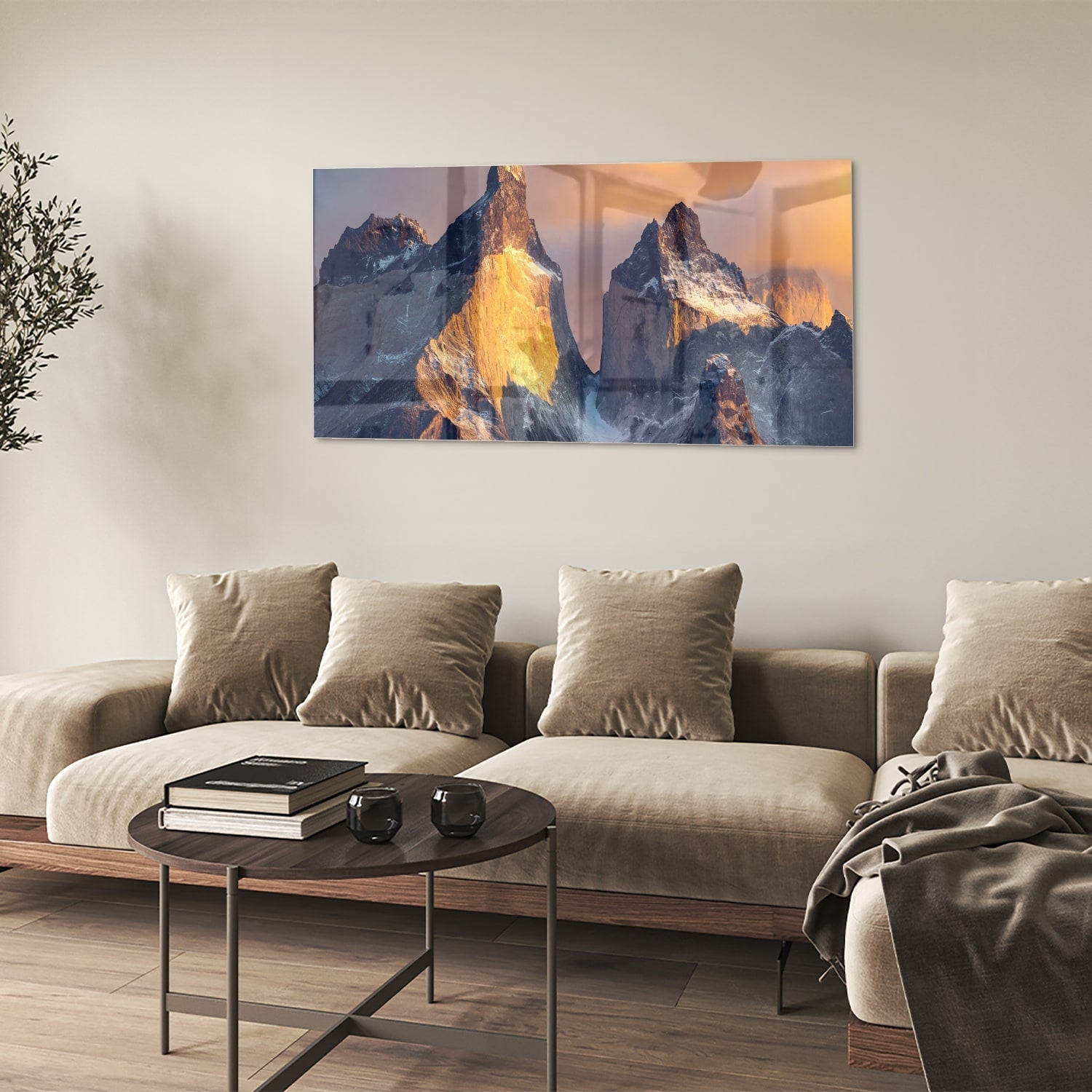 Een glazen schilderij van majestueuze bergen met gouden ochtendlicht