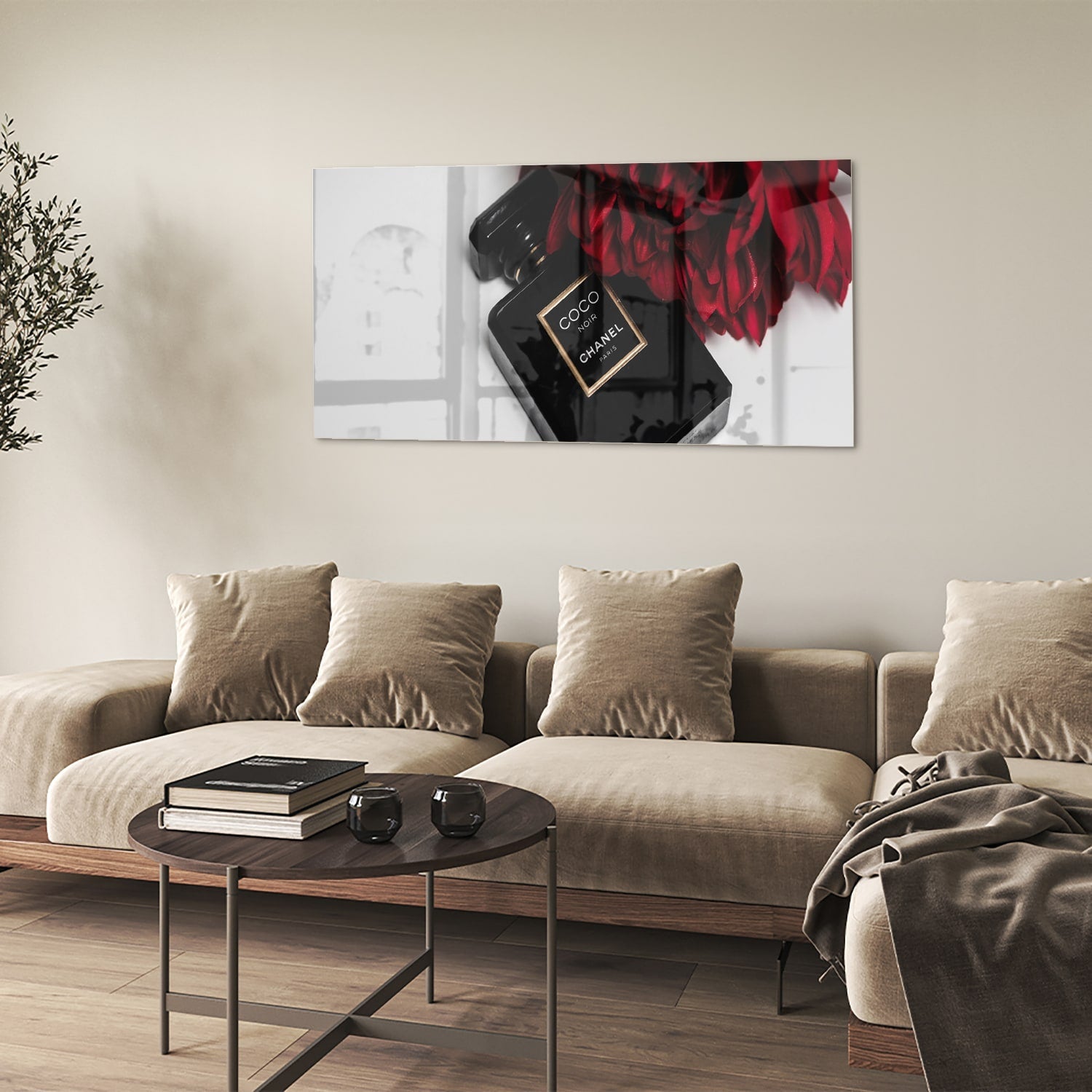 Glazen schilderij van parfumfles met rode bloemen op een witte muur