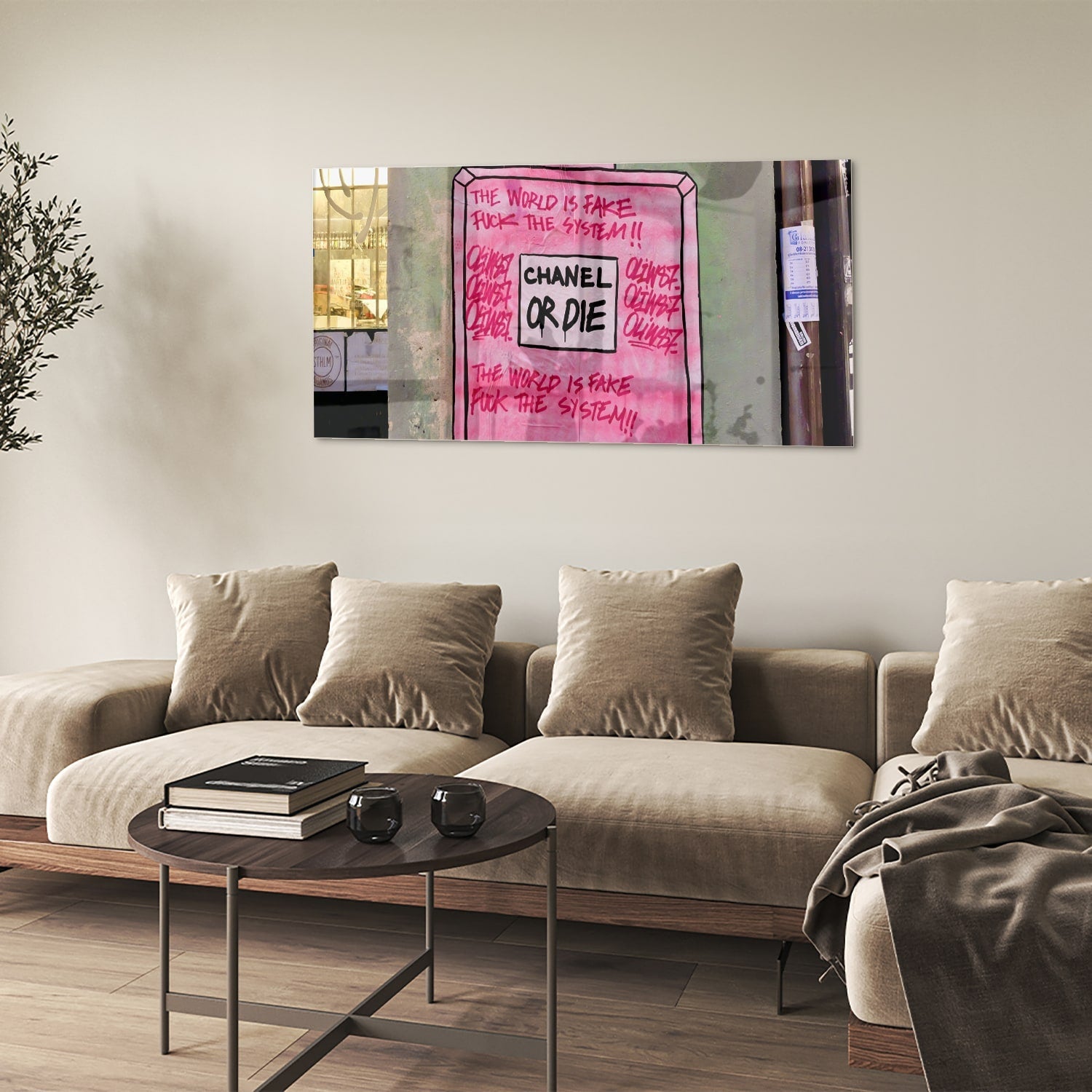 Glazen schilderij met de tekst 'Chanel or Die' in felle kleuren aan de muur.