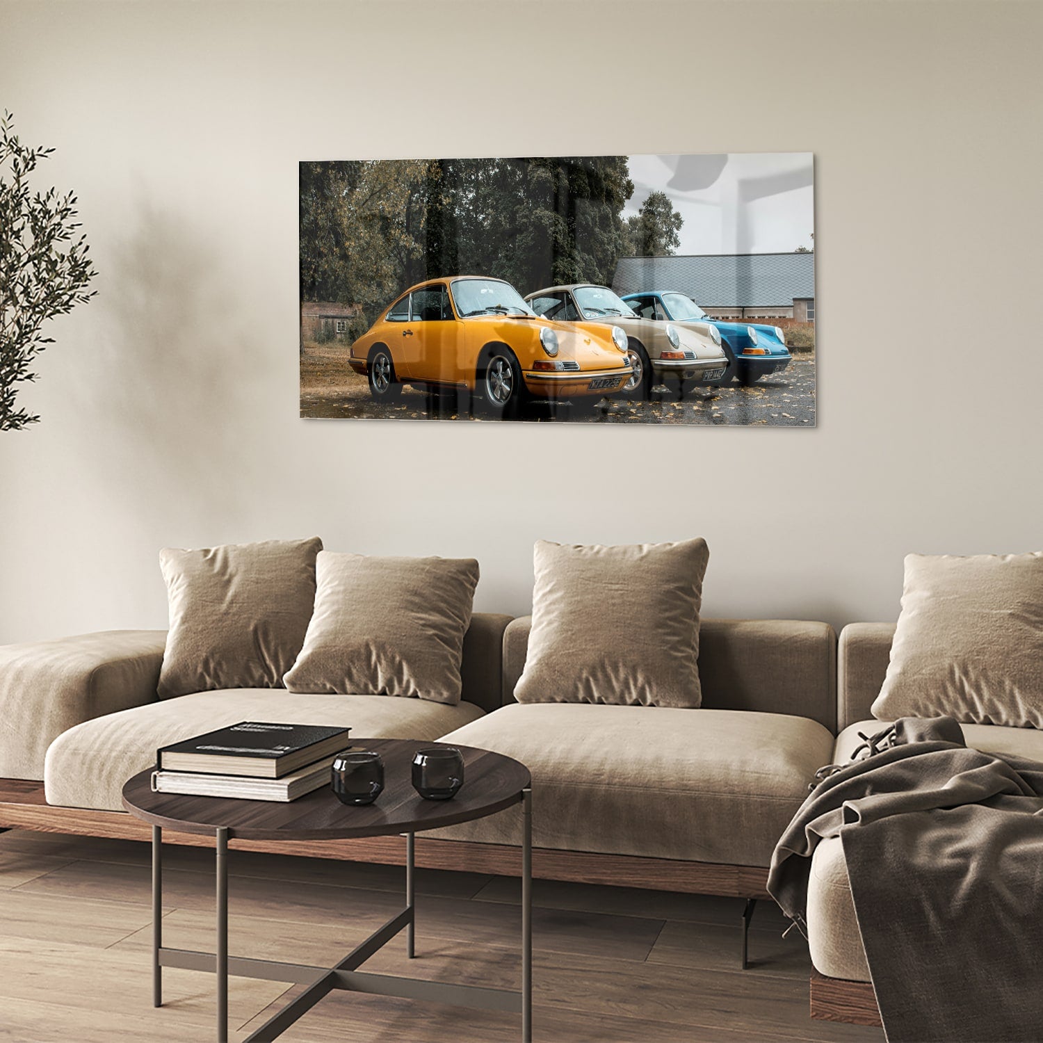 Glazen schilderij van een gele auto in een moderne woonkamer
