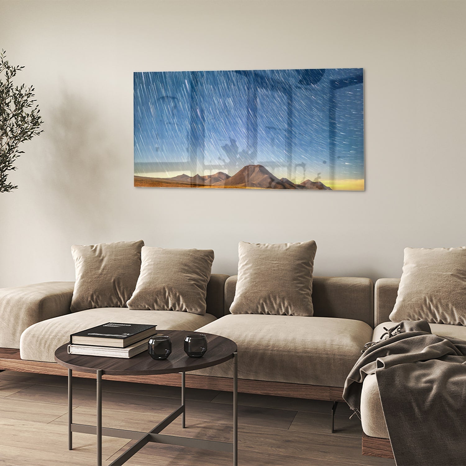Glazen schilderij met sterrenhemel boven bergen, hangend aan de muur.