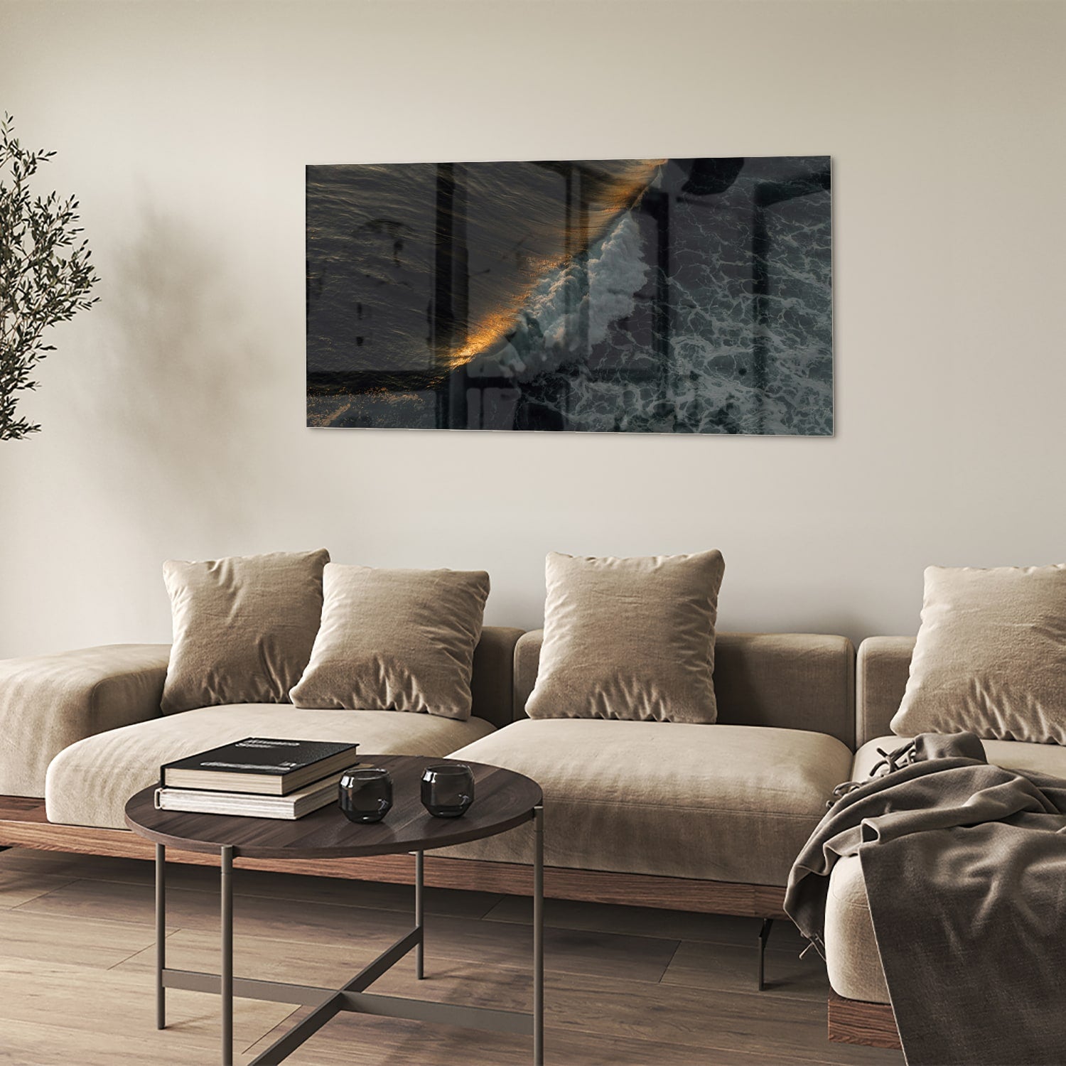 Zwart glazen schilderij van een zeegezicht met gouden accenten, hangt aan een lichtgekleurde muur.