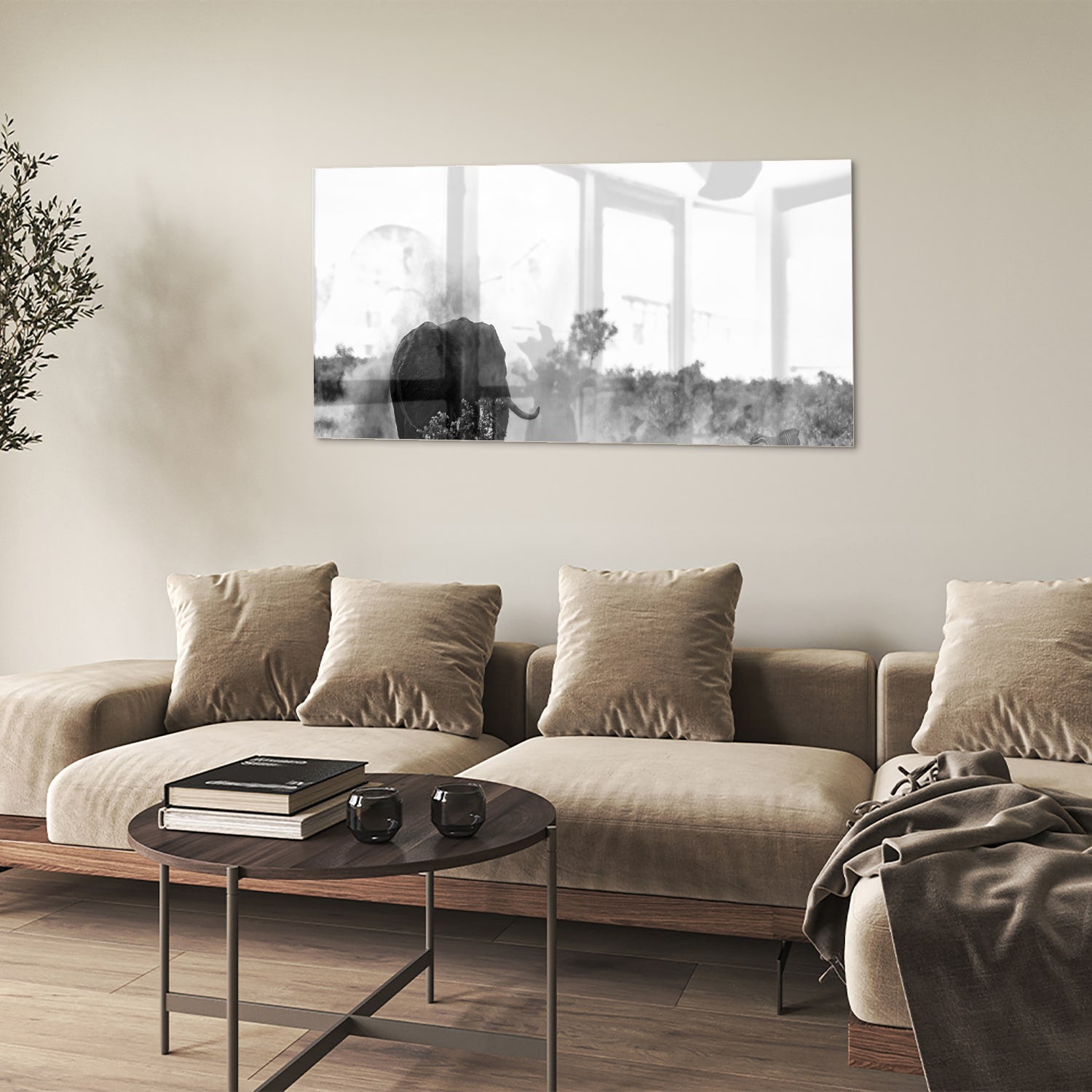 Zwart-wit glazen schilderij van een olifant aan de muur in een modern interieur.