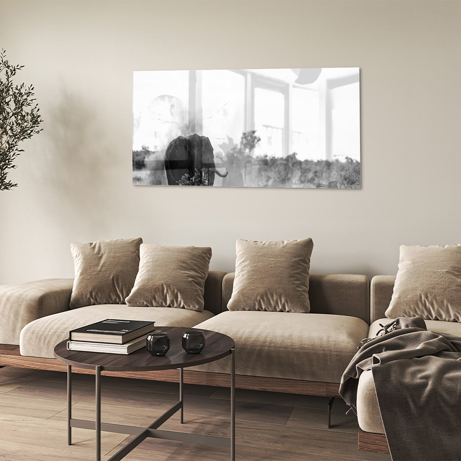 Zwart-wit glazen schilderij van een olifant aan de muur in een modern interieur.
