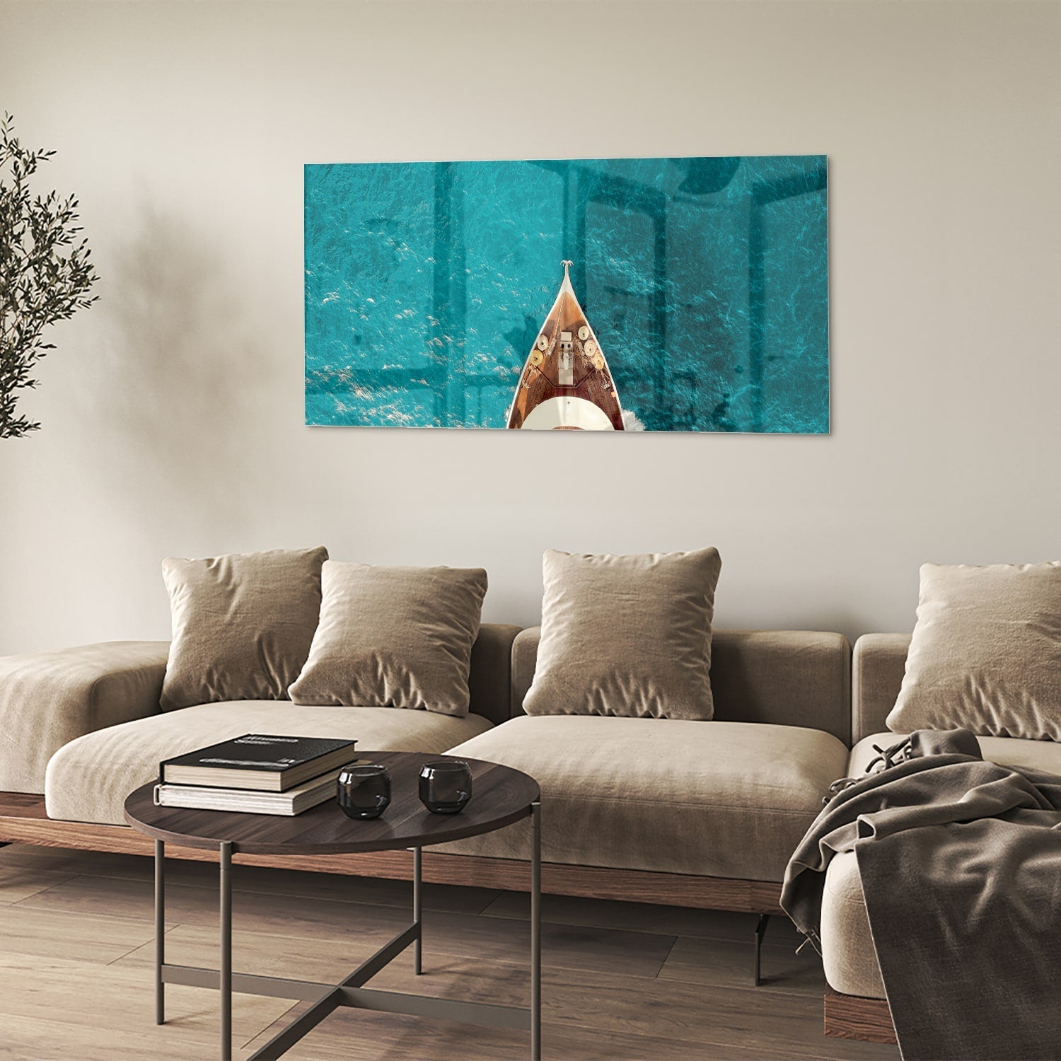 Glazen schilderij van een boot die boven helder turquoise water ligt.