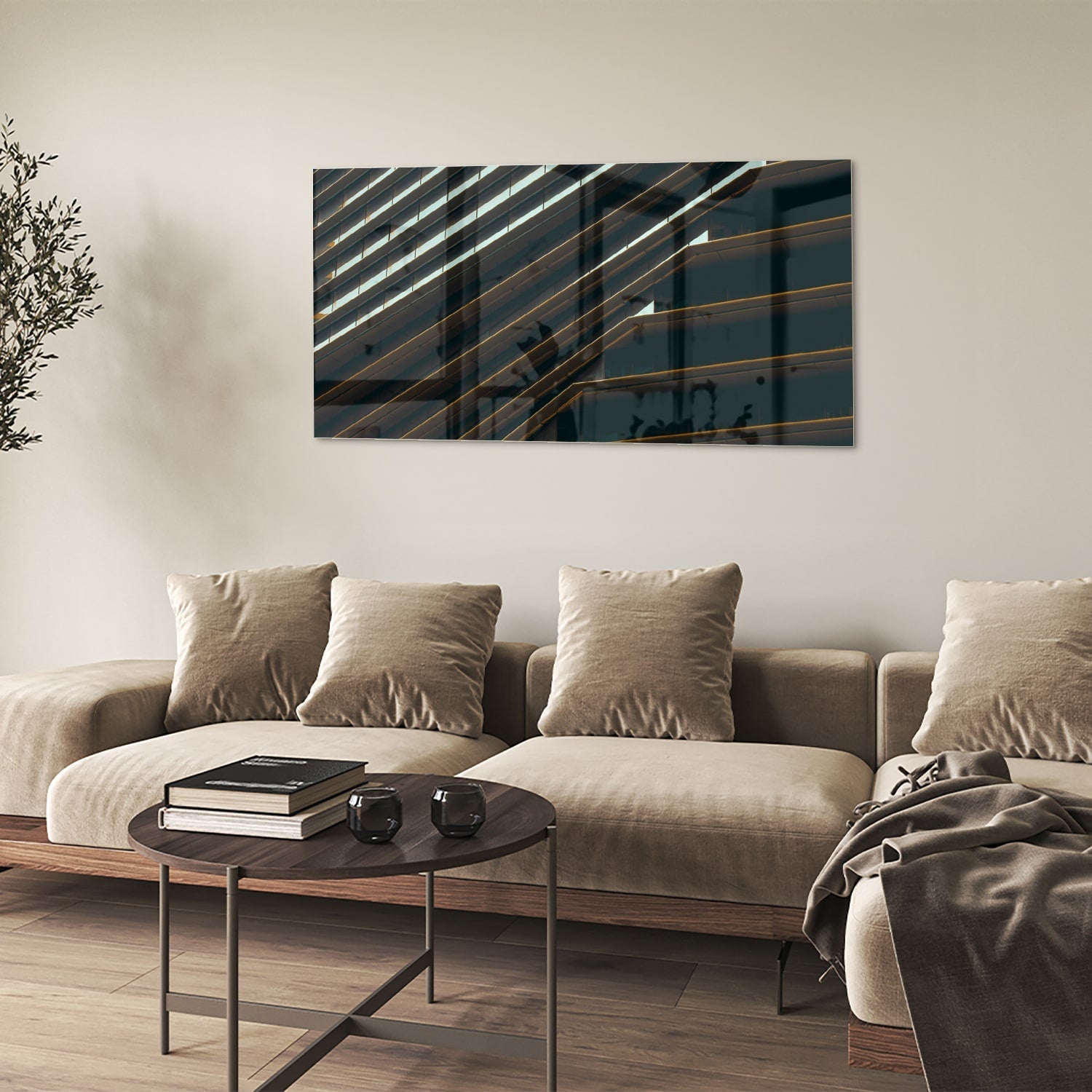 Stijlvol glazen schilderij met zwarte lijnen aan de muur in een moderne woonkamer.