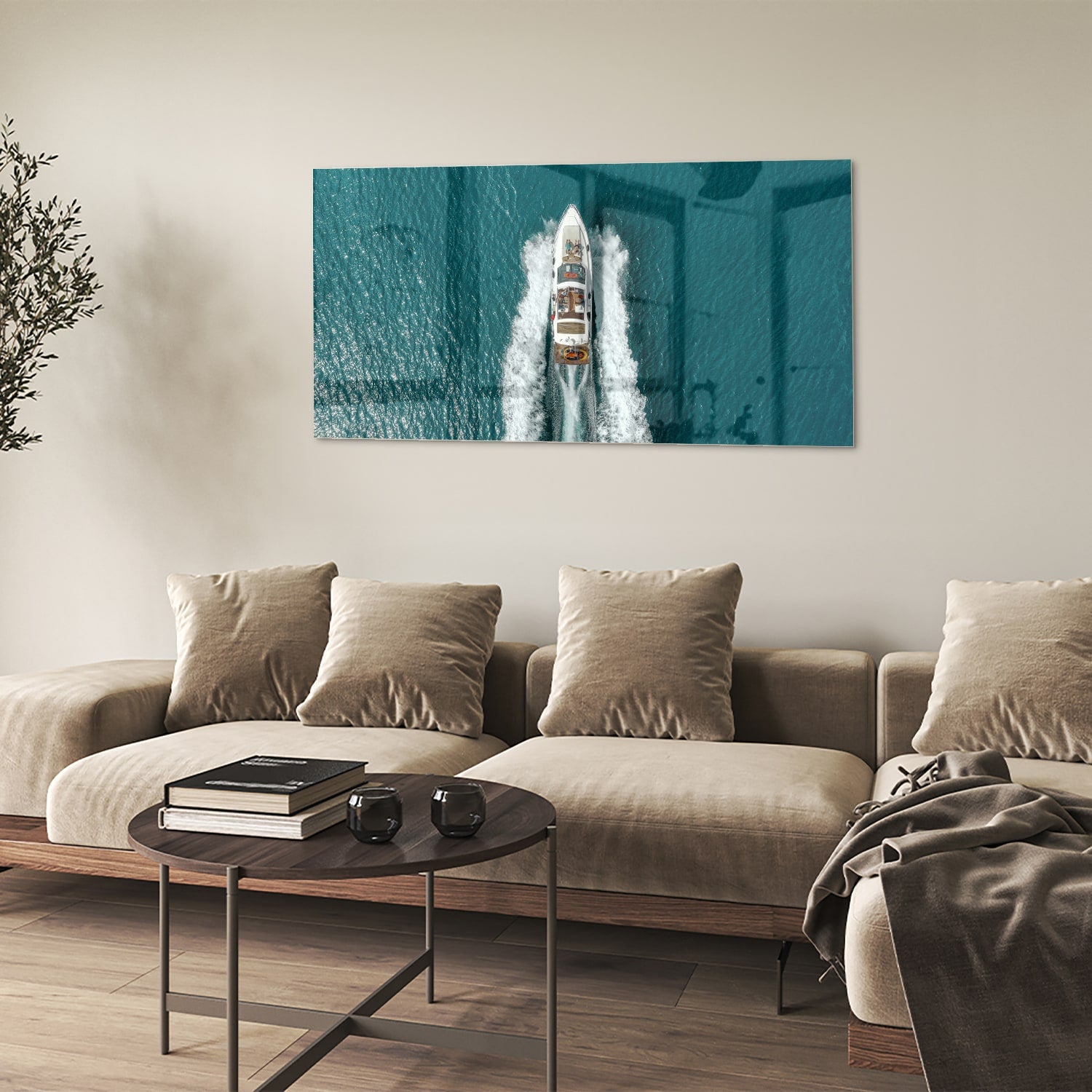 Glazen schilderij van een boot die door turquoise water vaart.