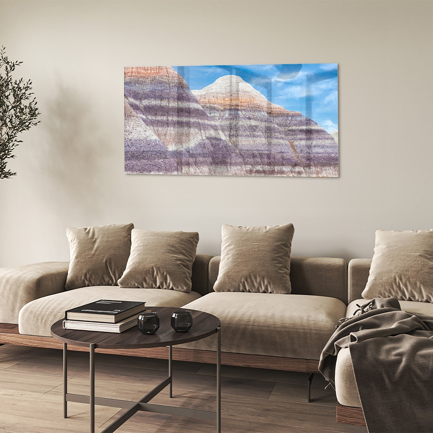 Glazen schilderij van bergen met een blauwe lucht in een moderne woonkamer.