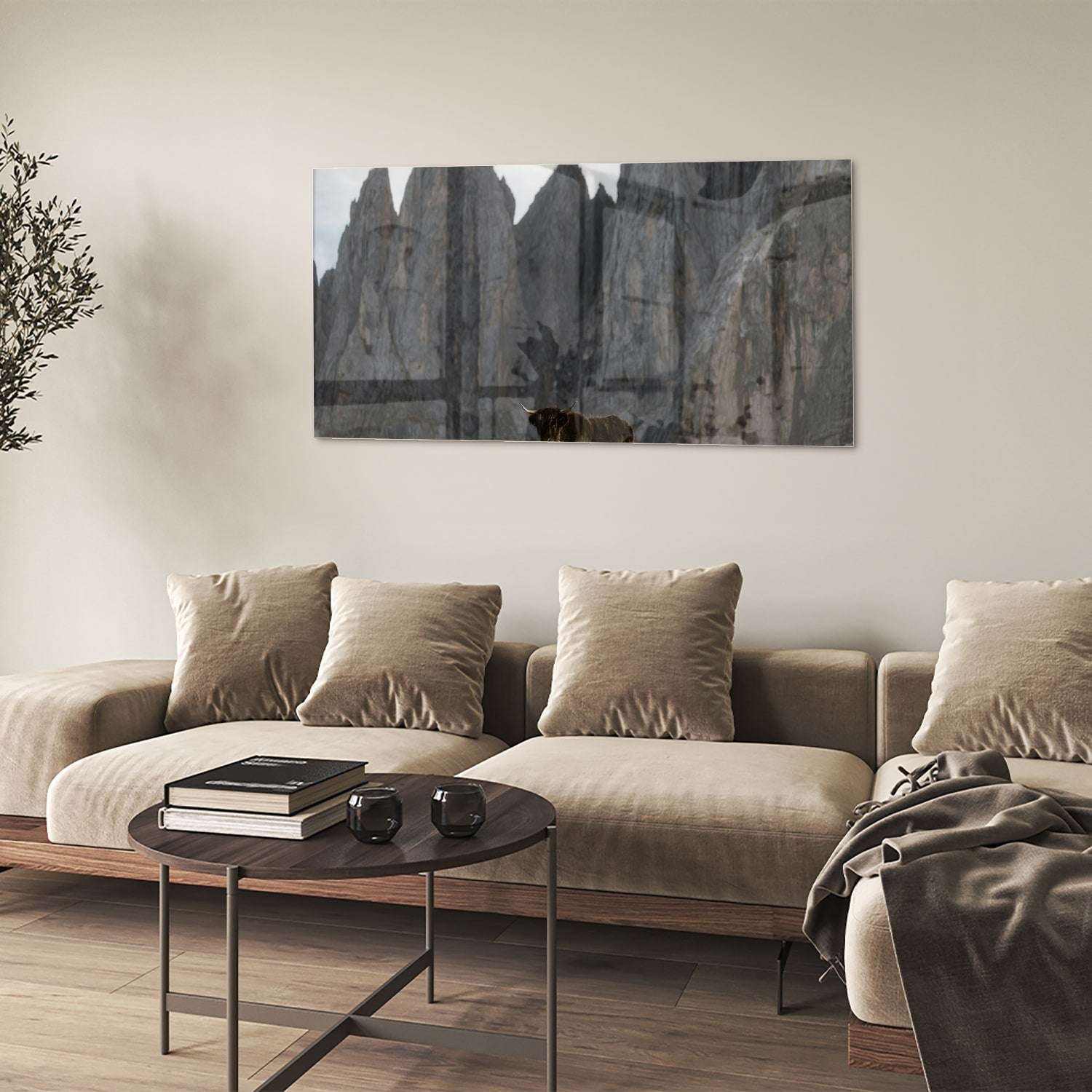 Glas schilderij van bergen met een koe in een groene wei.