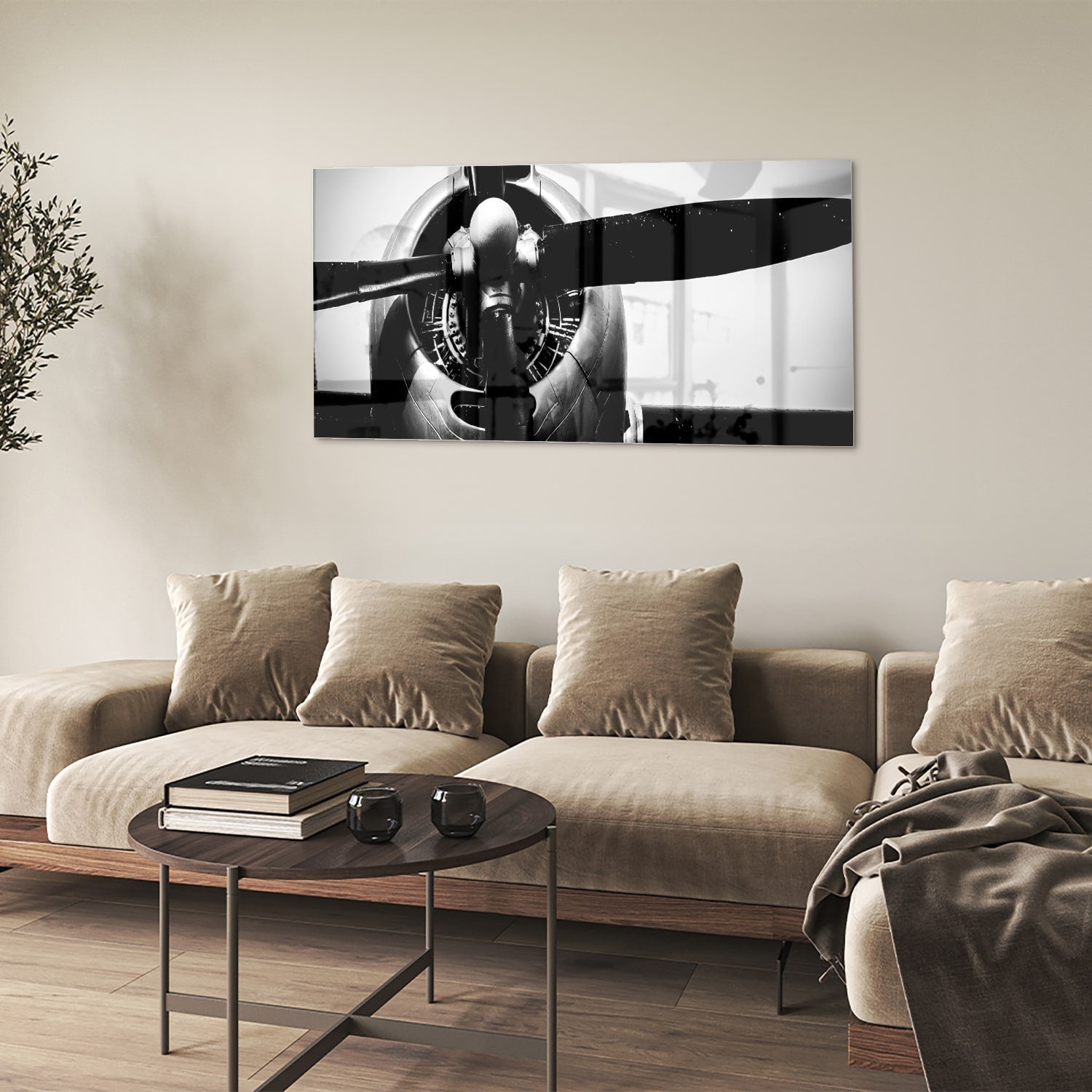 Zwart-wit glazen schilderij van een vintage vliegtuigpropeller tegen een lichte muur.