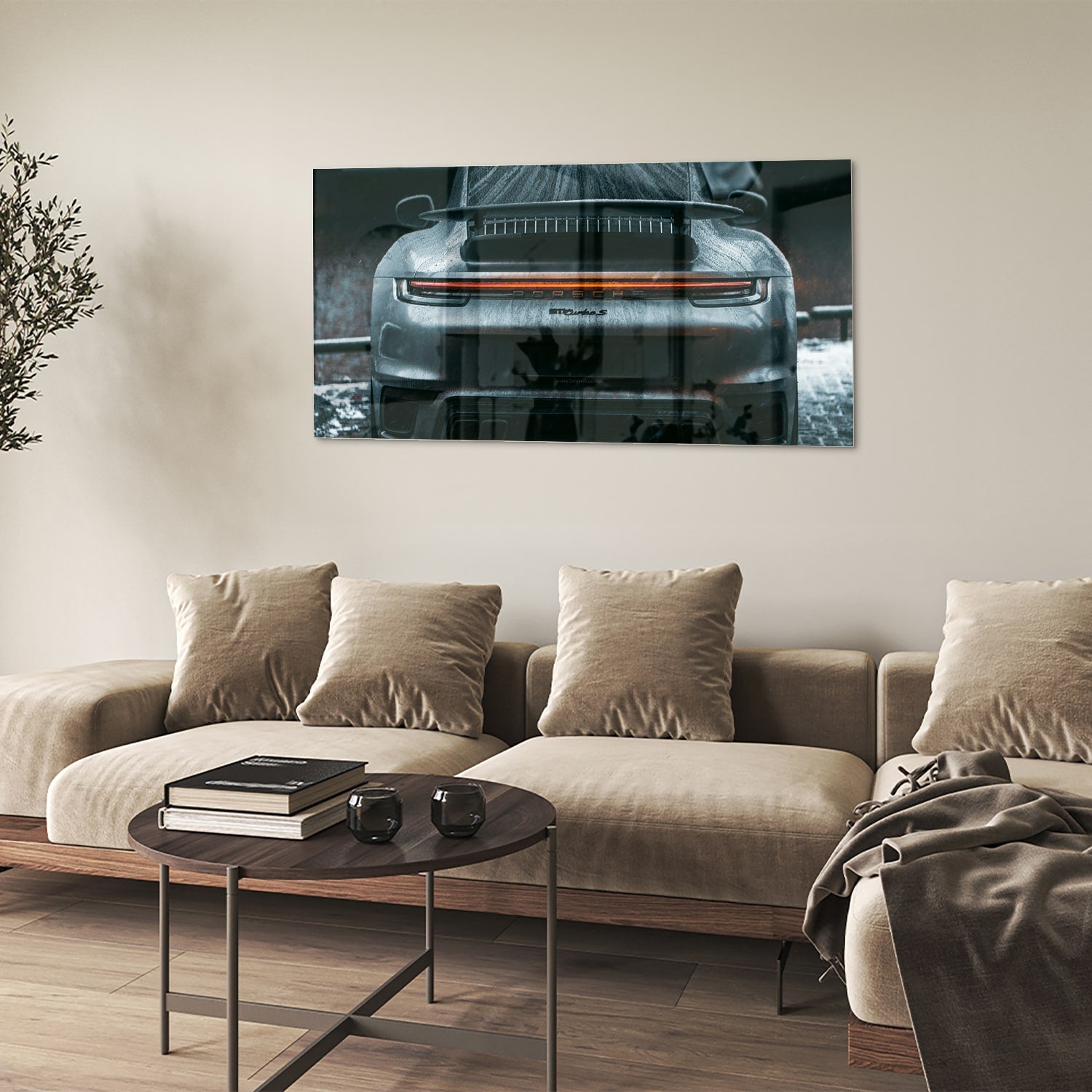 Glazen schilderij van een sportwagen aan de muur in een lichte woonkamer.