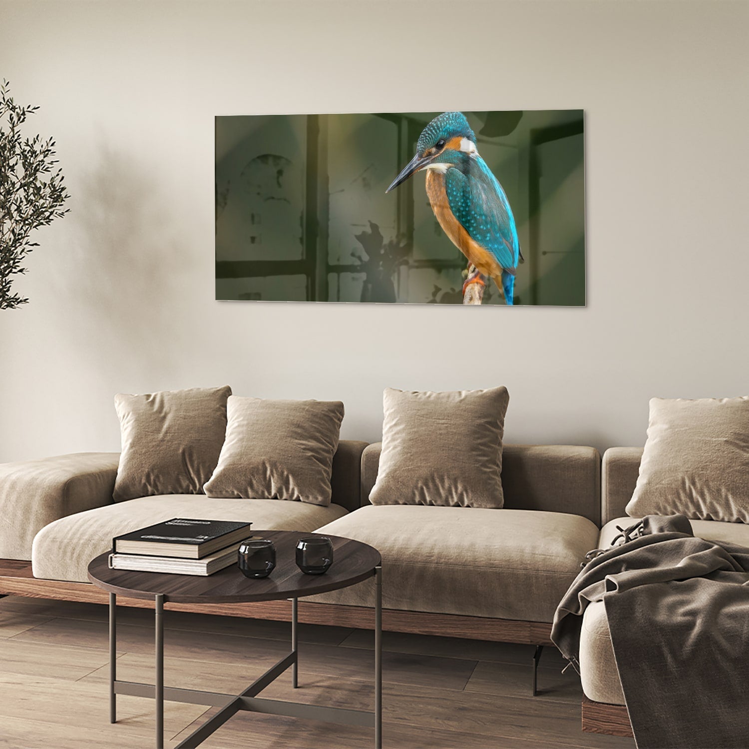 Een glazen schilderij van een ijsvogel die op een tak zit, kleurrijk en gedetailleerd.