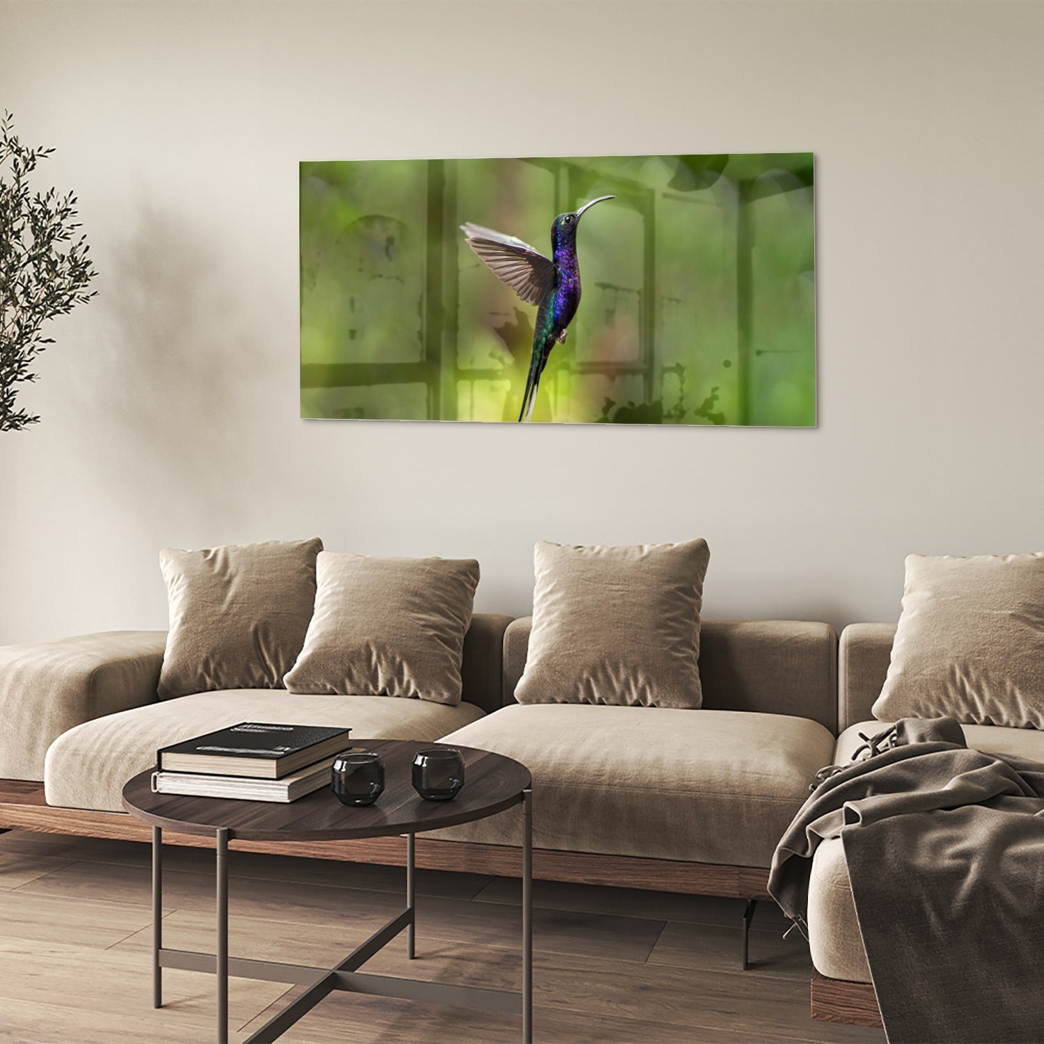 Een glazen schilderij van een kolibrie die vloog voor een groene achtergrond in een lichte kamer.