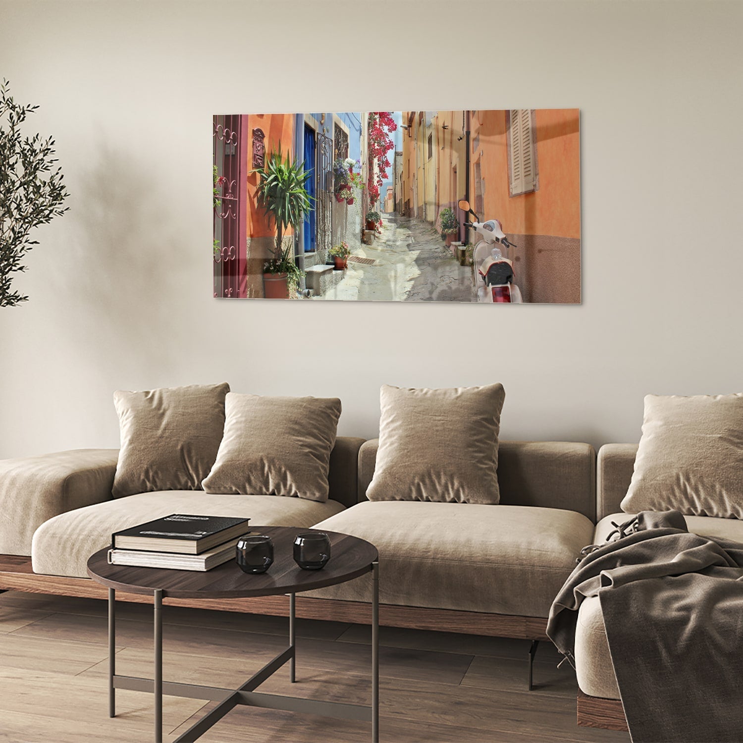 Glazen schilderij van een kleurrijke straat met een Vespa en bloeiende planten.