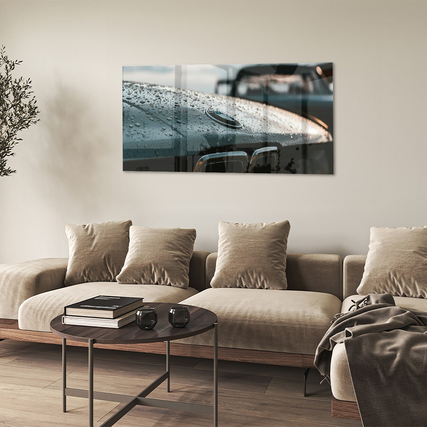 Glazen schilderij van een natte autoruit in een modern interieur